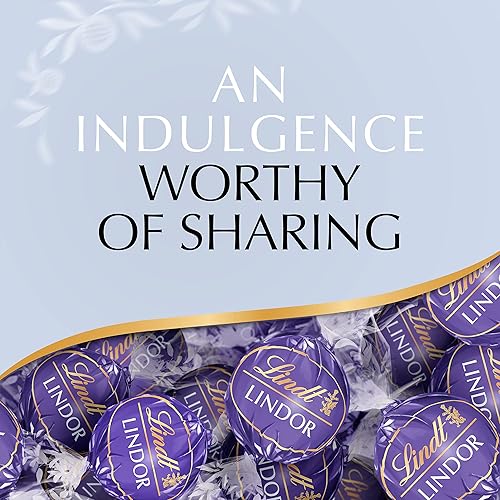 Miniatura 3 de Lindt LINDOR Trufas de chocolate blanco y arándanos de Pascua y crema, caramelo de chocolate blanco con arándanos y relleno de trufa crema, bolsa de