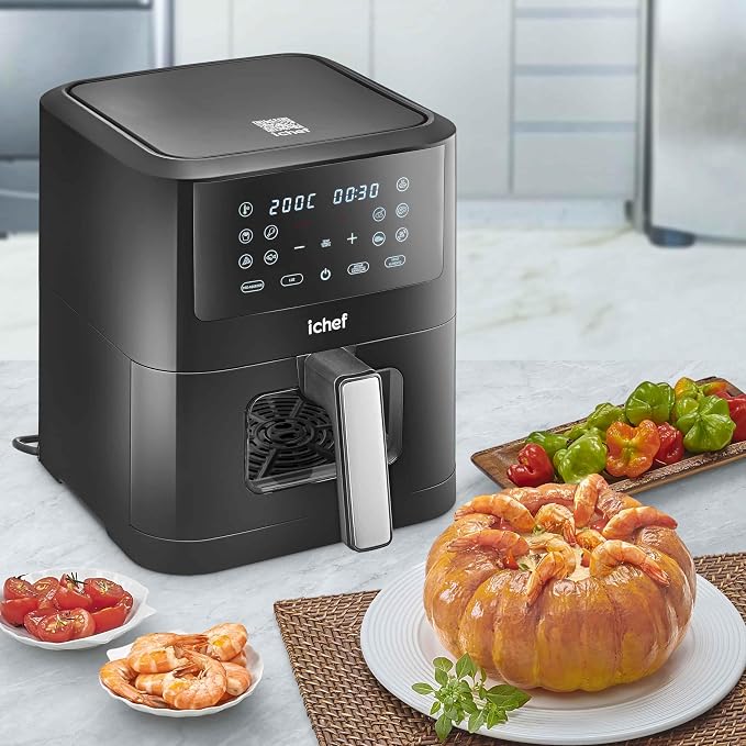 Airfryer IChef Smart Vision ao lado de pratos com camarões e pimentões em uma mesa