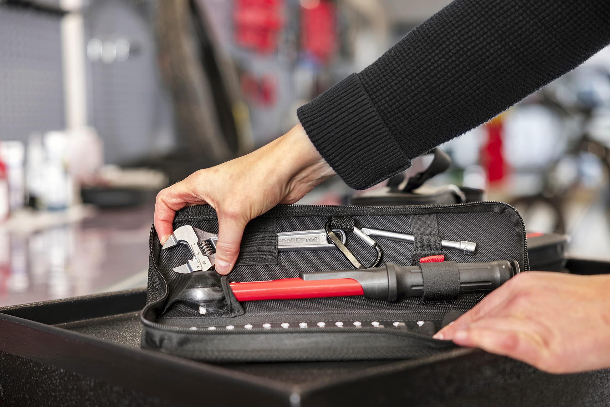 GEDORE rojo Fahrrad Werkzeugset Profi für die Werkstatt, 25-teilig, Rollgabelschlüssel, Bitschraubendreher 1/4', Universal-Reparaturset mit Tasche, R21702025, Schwarz/Rot