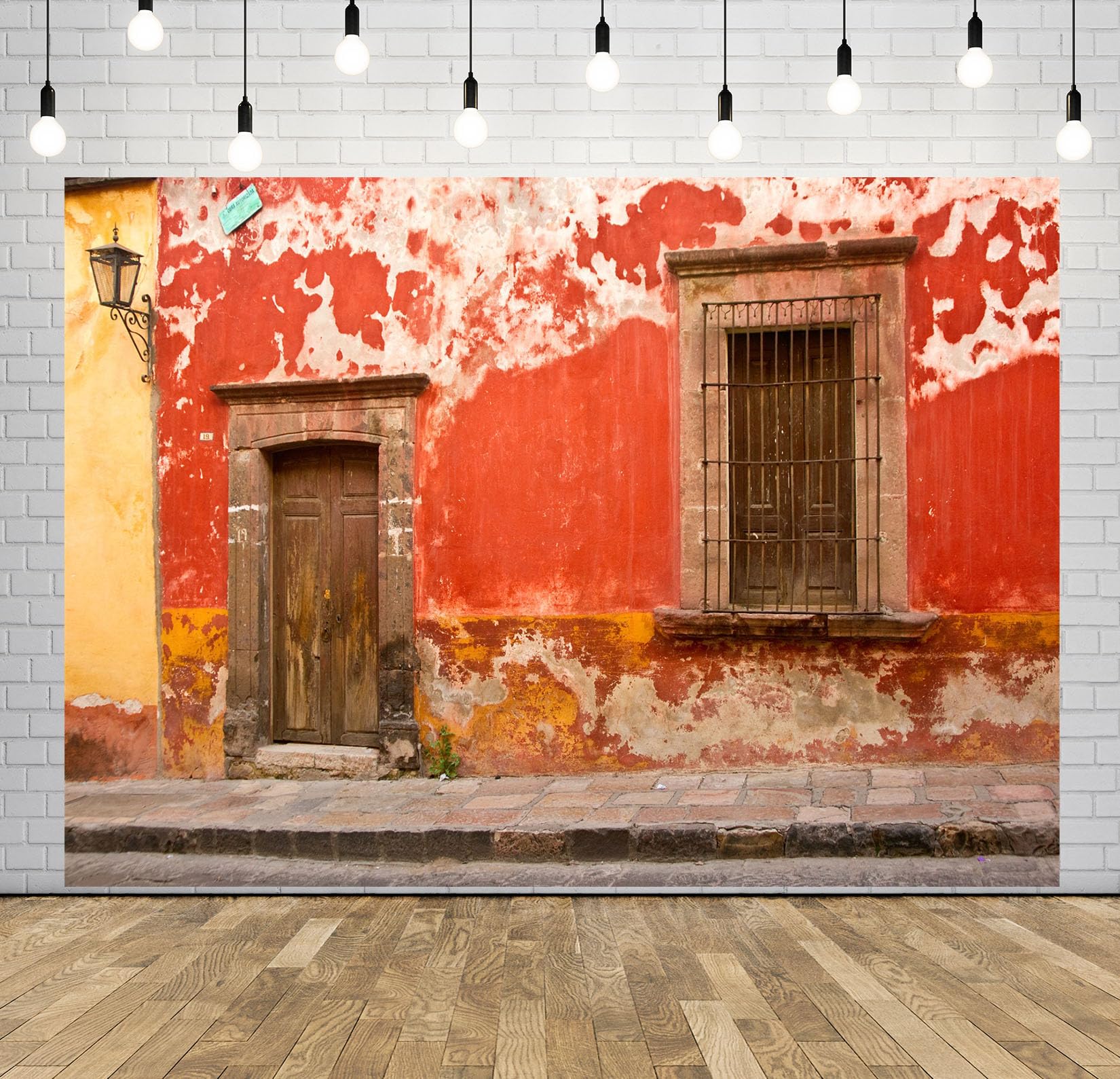 17x10FT (5.2x3m) Parete Rossa Usurata Di Casa Coloniale Sfondo Fotografico | Facciata Rustica Di Strada Storica Fondale In Tessuto,Stucco Scrostato Porta,Per Feste Di Viaggio E Foto Delle,Photo Booth