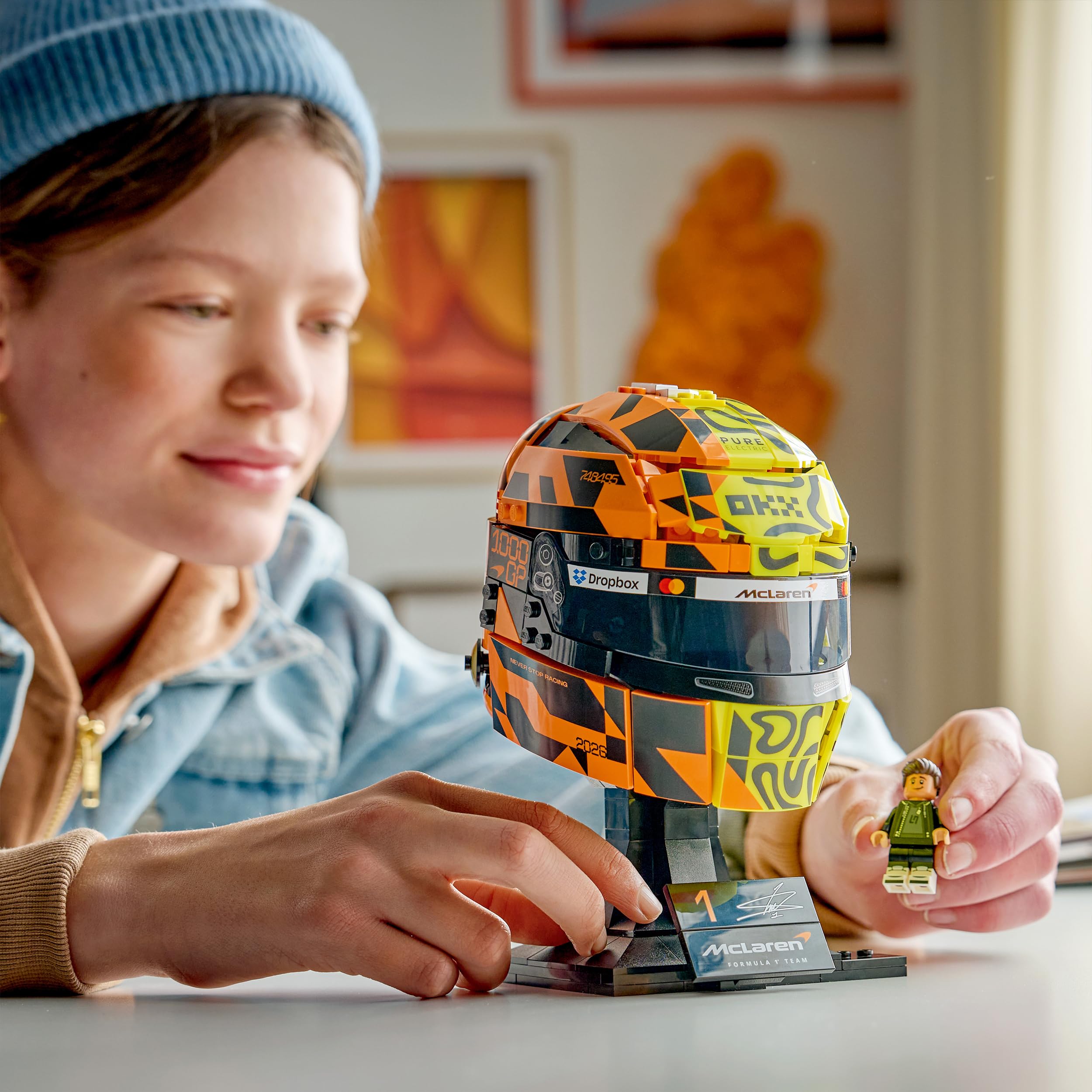 LEGO Editions Casco di Lando Norris McLaren Mastercard F1 Team - Gadget F1 - Kit di Modellismo con Minifigure da Collezione - Regalo per Ragazzi da 14 anni in su e Adulti Fan dei Motorsport - 43023