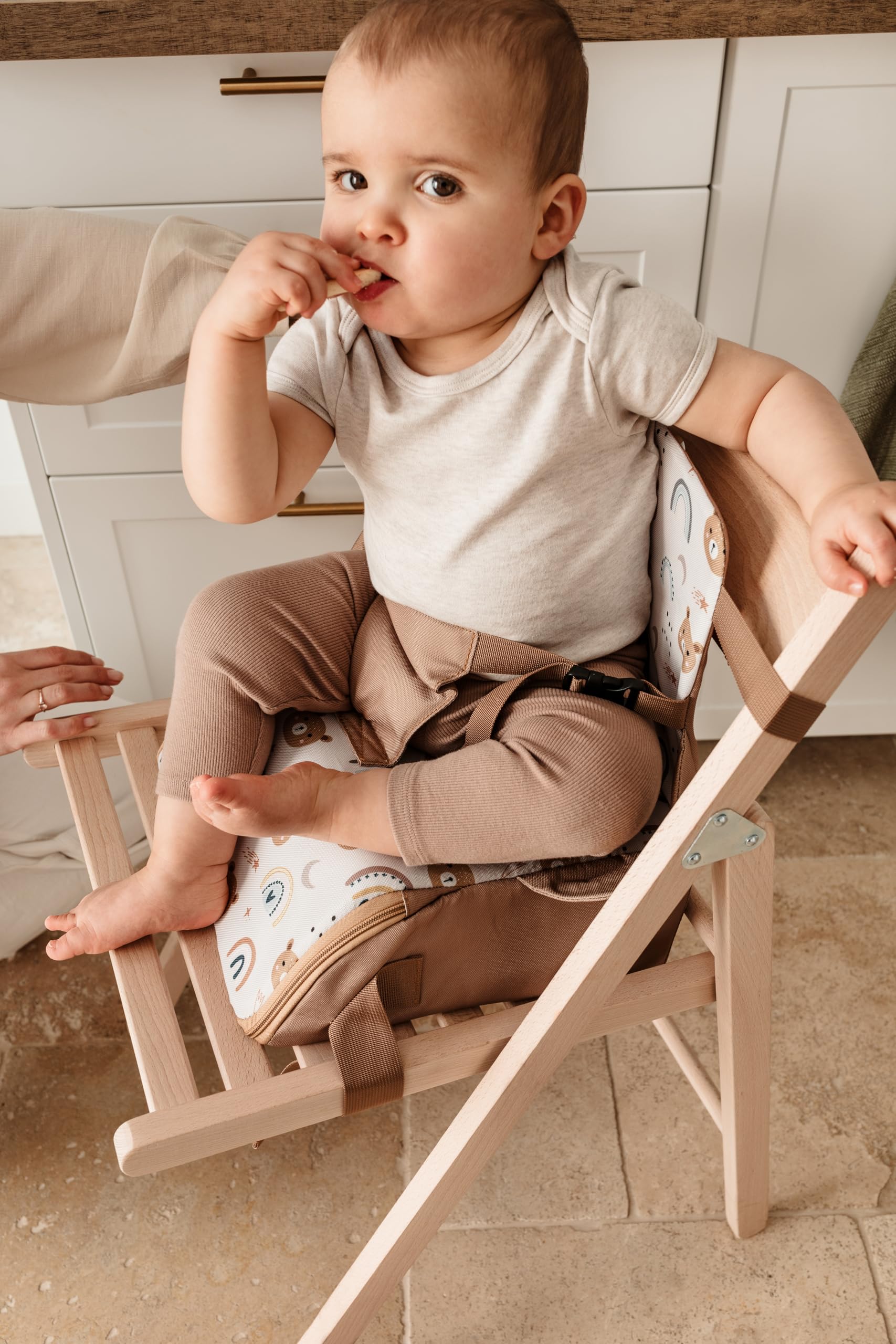 TINÉO - Réhausseur Nomade - Adaptable A Toutes Les Chaises - Ultra Compact - Transportable - Harnais De Sécurité - Rangement Compartimenté Et Fermé dans L'Assise (Camel Ourson)
