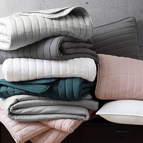 Riverbrook Home Exclusive Quilt Collection - Juego de edredón tamaño King, piedra lunar, gris claro, juego de 3 piezas