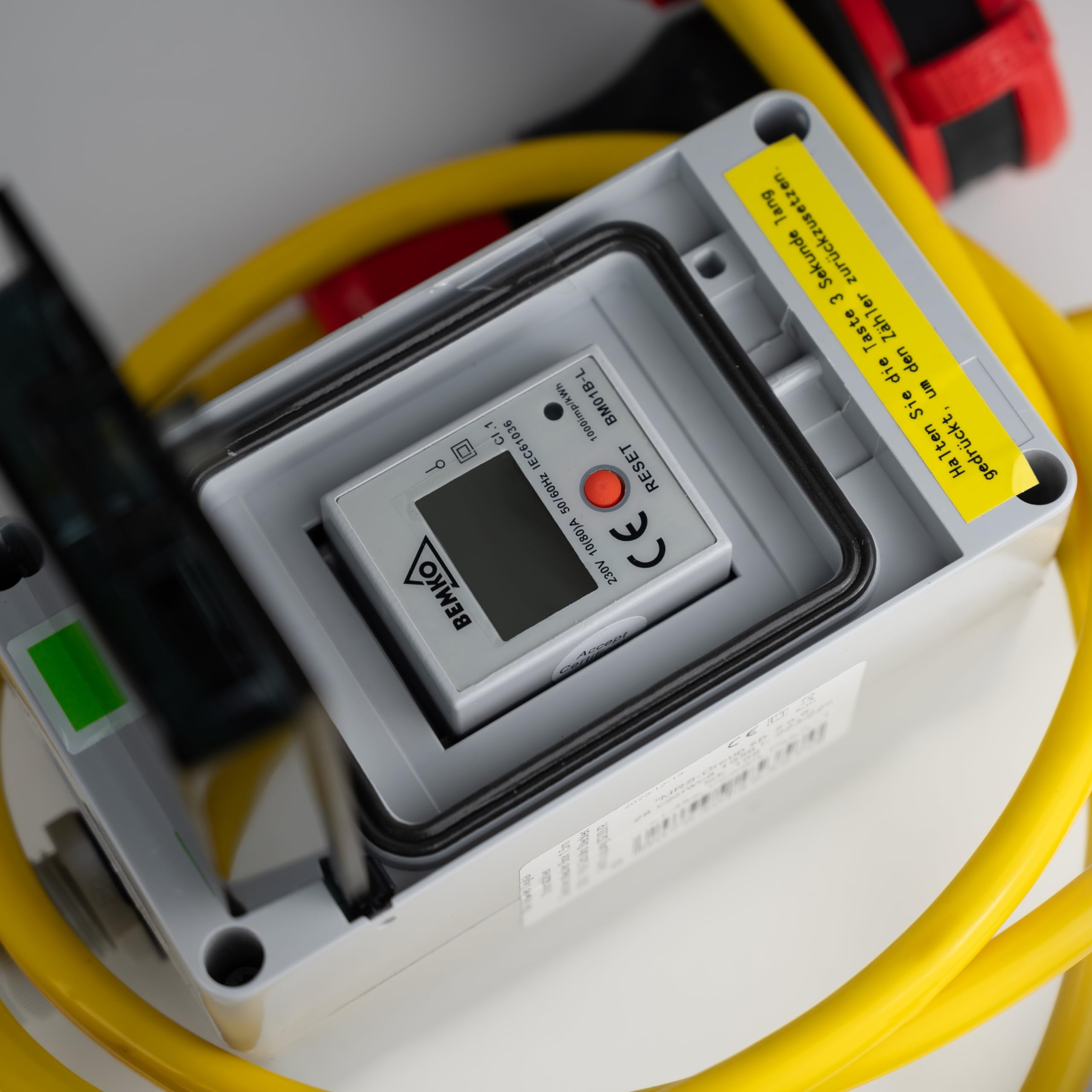 NAKA Strommessgerät 16A Stromzähler Mobil Digital Stromverbrauch-Messgerät Mit Schuko-Stecker Kupplung Mobiler Digitaler Wechselstromzähler Strom-Zwischenzähler Zwischenstecker-Box 3m