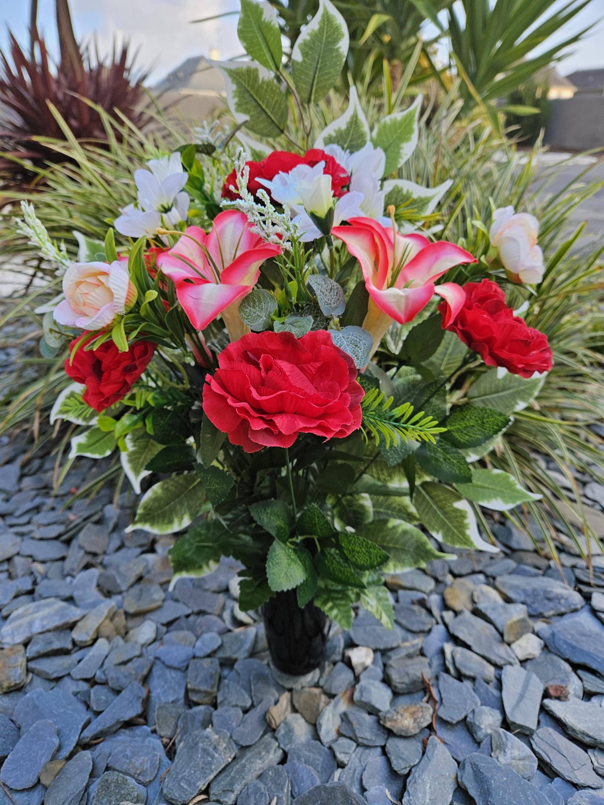 Composition de Fleurs Artificielles en Cône Lesté Ciment pour Une Parfaite Tenue à L' extérieur. Réalisé par Nos Soins Fleurs de Qualité.