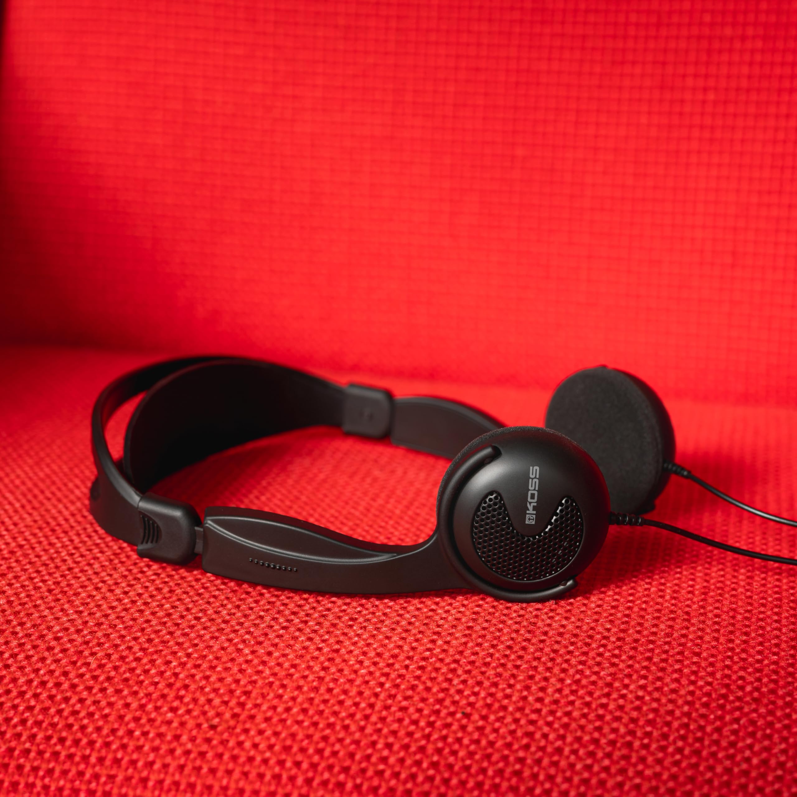 Koss KTXPro1 - Auriculares supraaurales de estilo retro, aspecto de los años 90, control de volumen en línea, enchufe de 3,5 mm, controladores dinámicos de titanio de 60 ohmios, color negro