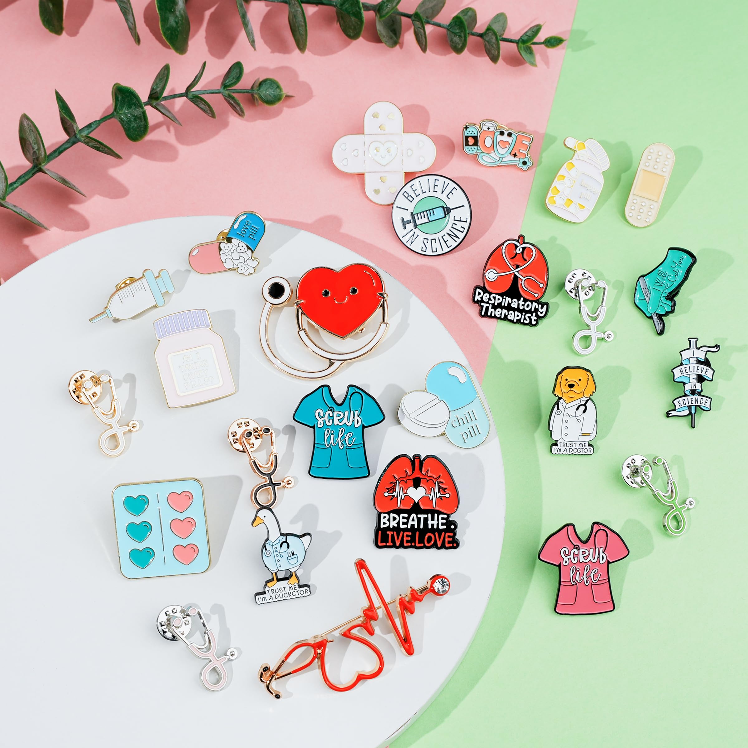 26 Stück Krankenschwester Stethoskop Emaille Pins Niedliche Brosche Pins Inspirierende Cartoon Anstecknadeln Abzeichen Arzt für Krankenschwestern Tag Geschenke Hut Jacke Tasche Dekor