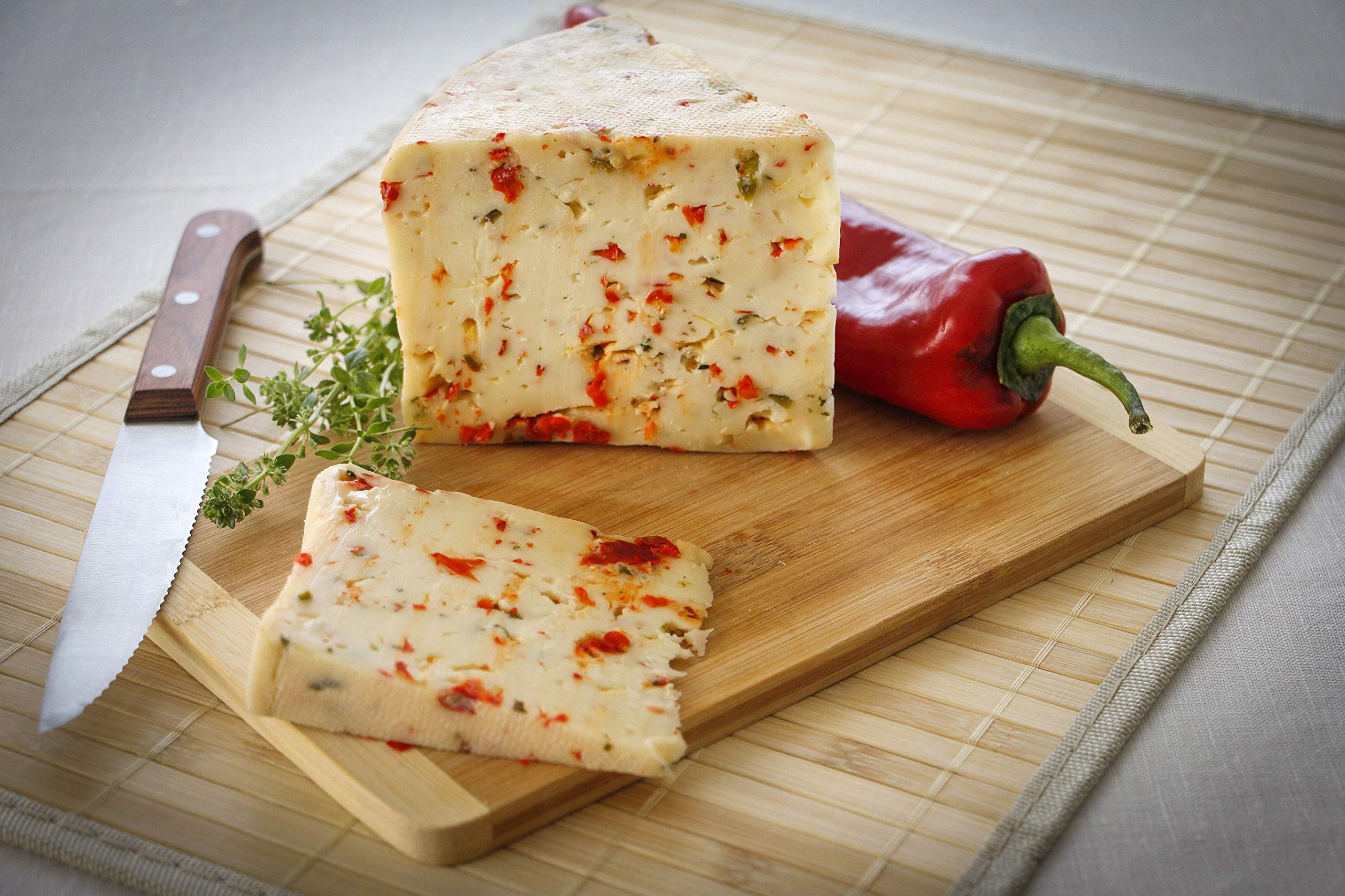GUSTOS - Paprika-Thymian-Käse von Gustos, 2,2 KG ca, Thymian und Paprika machen aus diesem halbfesten Schnittkäse aus Kuhmilch einen unwiderstehlichen Hochgenuss