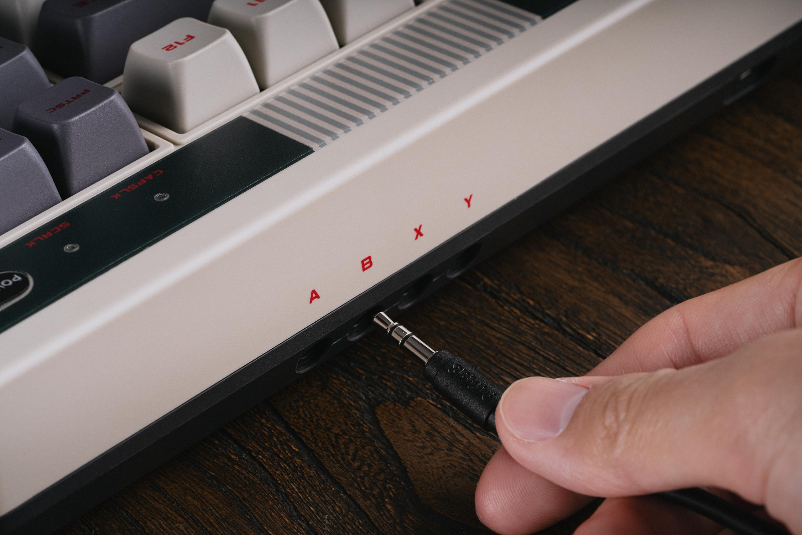 8Bitdo Tastiera meccanica retrò, tastiera da gioco hot switchable Bluetooth/2.4G con 87 tasti, doppio super tasto e super stick per Windows e Android - Layout ISO UK - N Edition