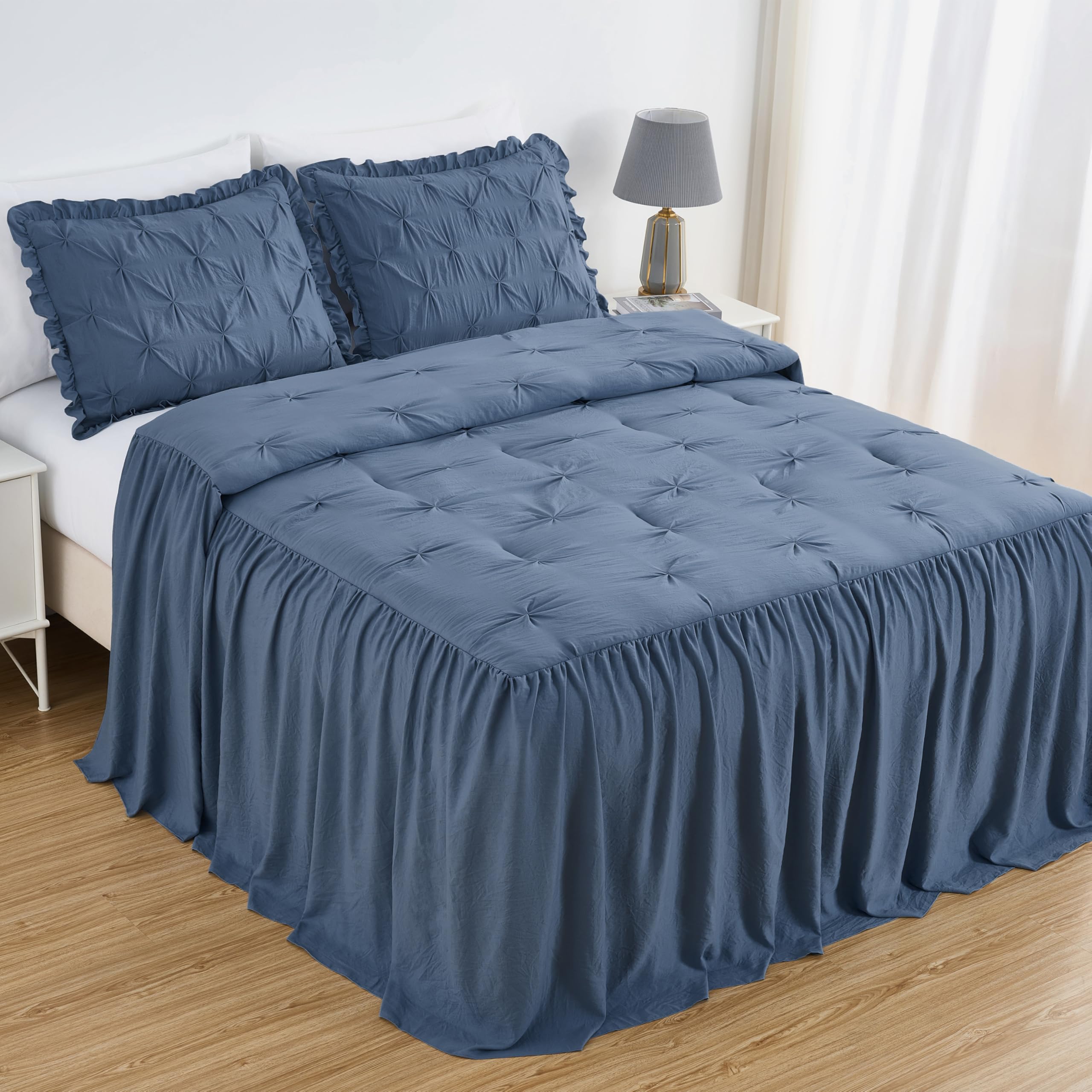 Chezmoi Collection Aria - Juego de colcha de 3 piezas con falda plisada con volantes, estilo rústico francés, tamaño King, color azul polvoriento