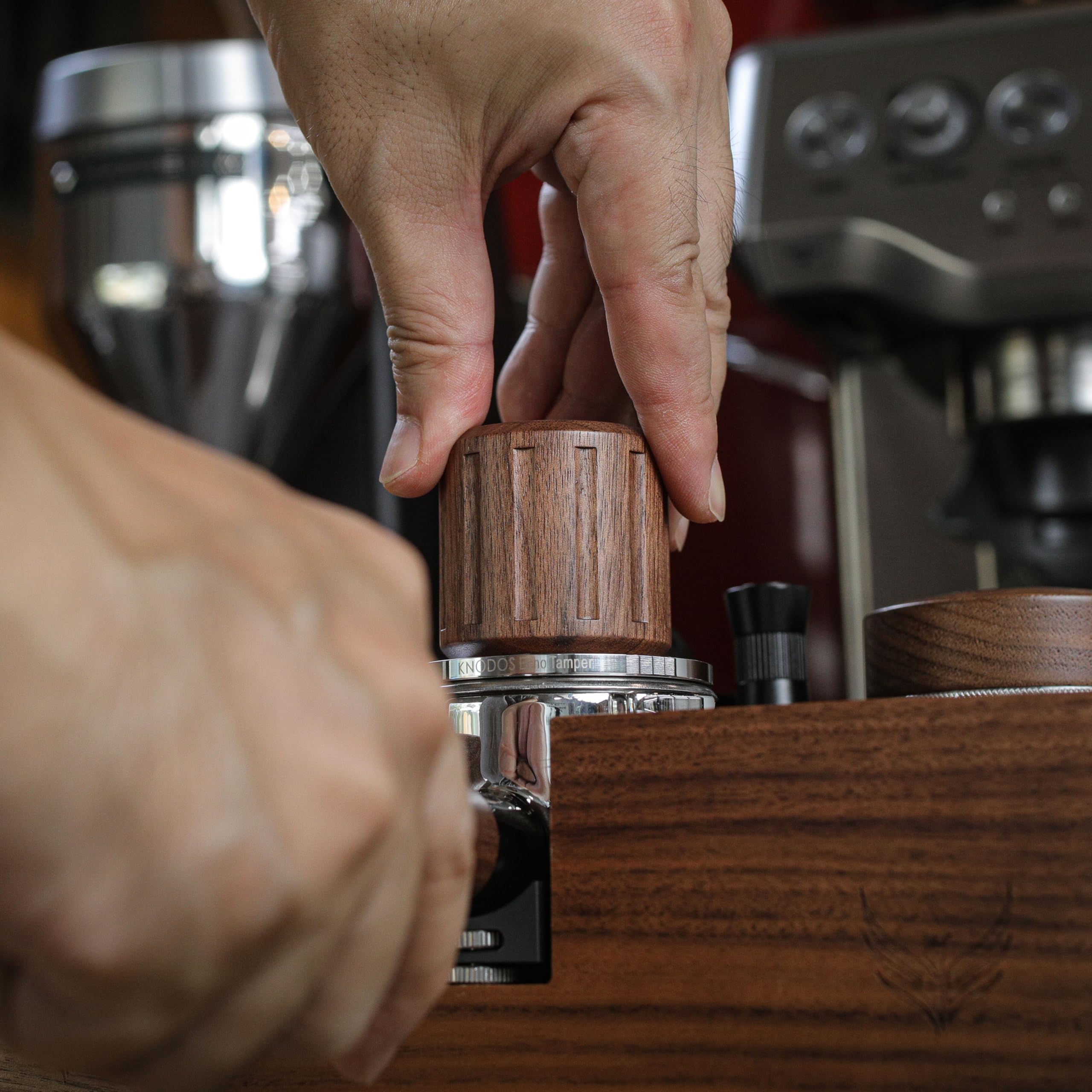Echo Tamper 58 mm – Manomissione caffè a molla in noce con feedback click, base in acciaio inox – Strumento espresso calibrato da 13,6 kg per una pressione perfettamente uniforme
