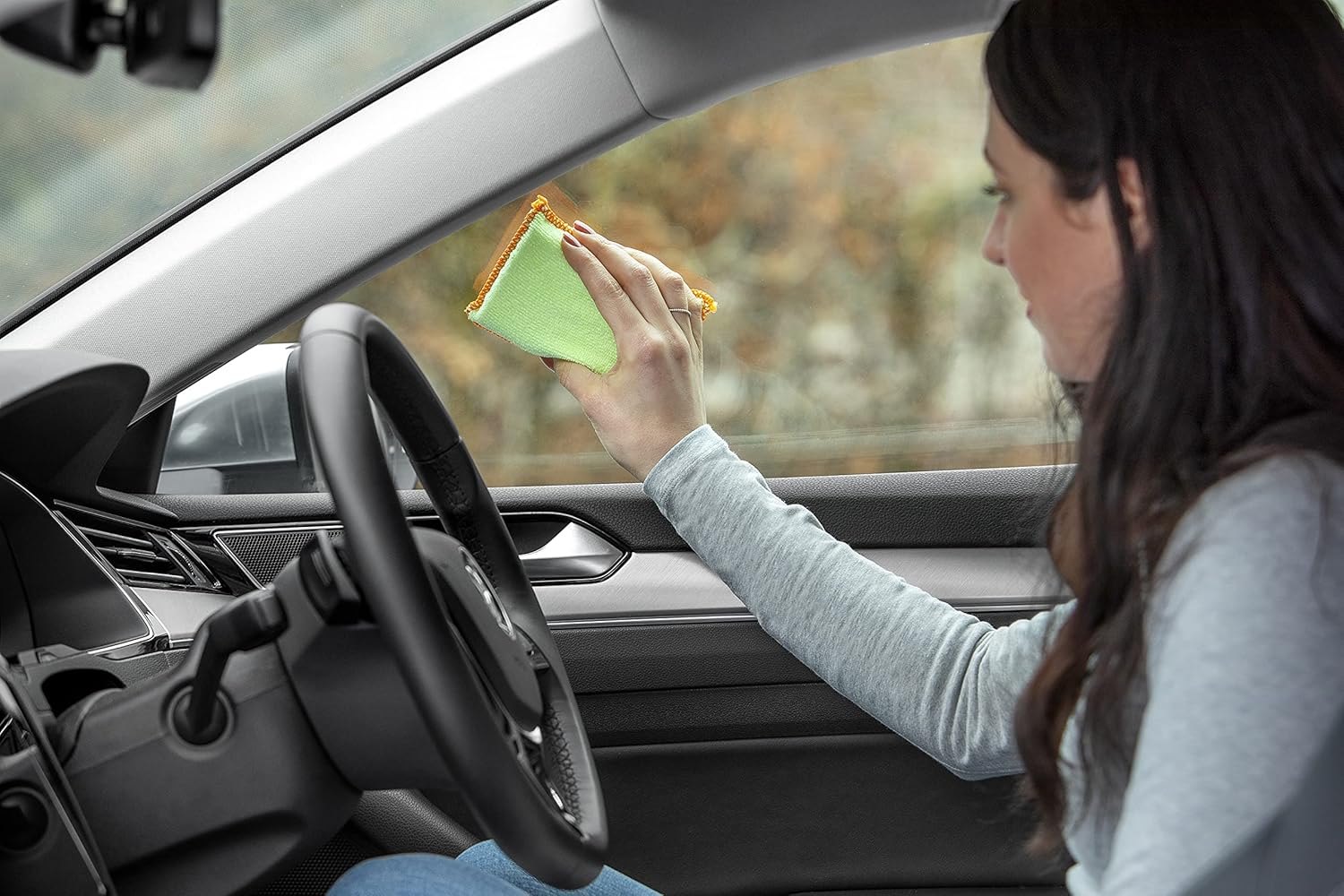 Person using Armor All Microfibre Demist Pad to clean car window