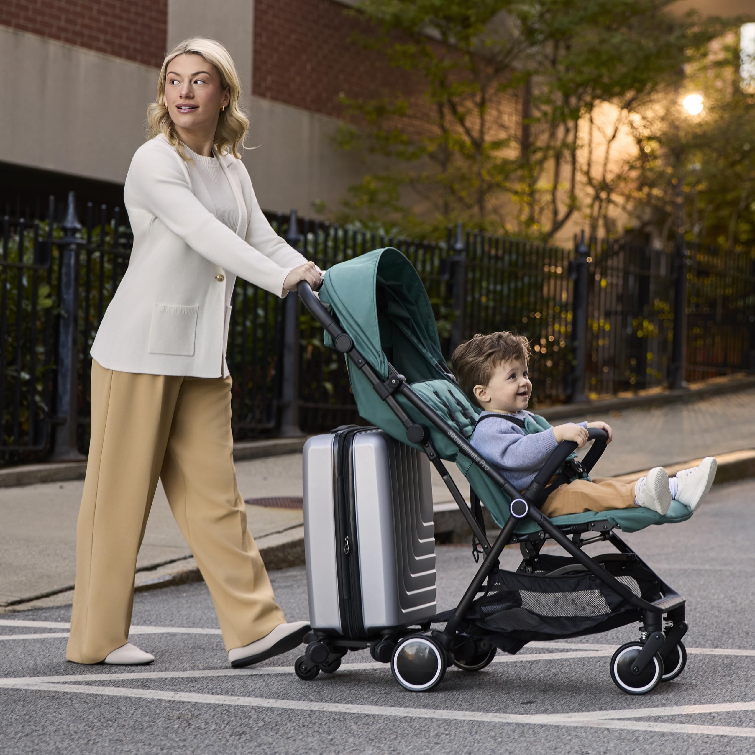 Ingenuity Travelmate Pro - Passeggino da viaggio leggero 3D con bordo pieghevole Buddy Board, compatibile con pattumiera, pronto per il seggiolino auto, pieghevole con una sola mano, protettivo
