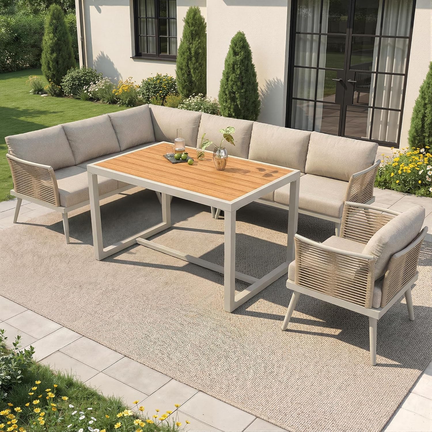Ensemble Salon de Jardin Modulable 7 Places en Forme de L, Canapé d'Angle avec Accoudoirs Tressés et Structure Fer Antirouille, Table Basse en Bois Composite WPC, Coussins Épais de 9 cm Inclus, Beige.
