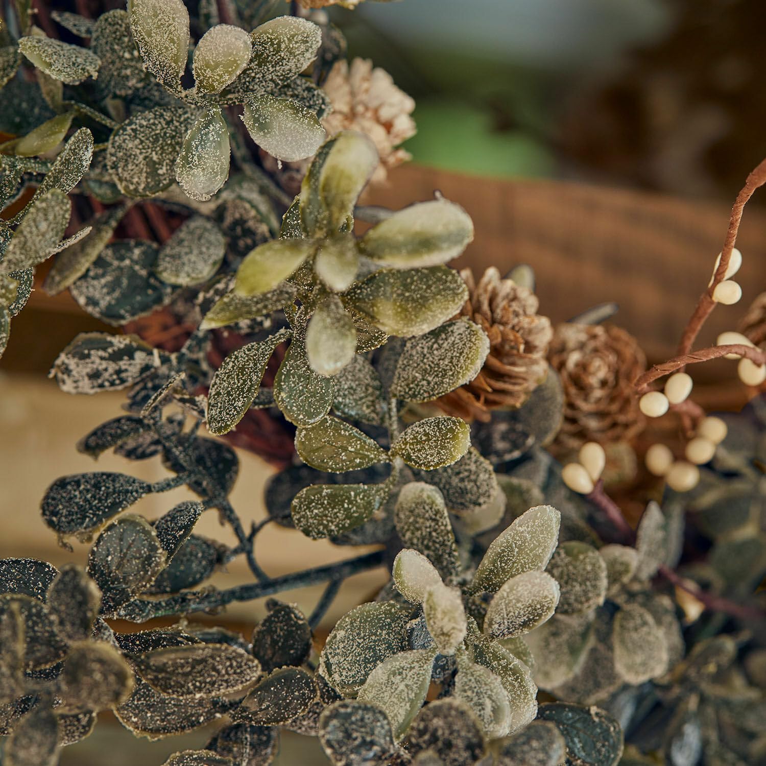 Loberon Kranz Veloume - Echte Tannenzapfen - Frost-Finish - Natürlicher Look - Türkranz - Winterliche Dekoration - Kiefernzweige - Polyethylen, grün