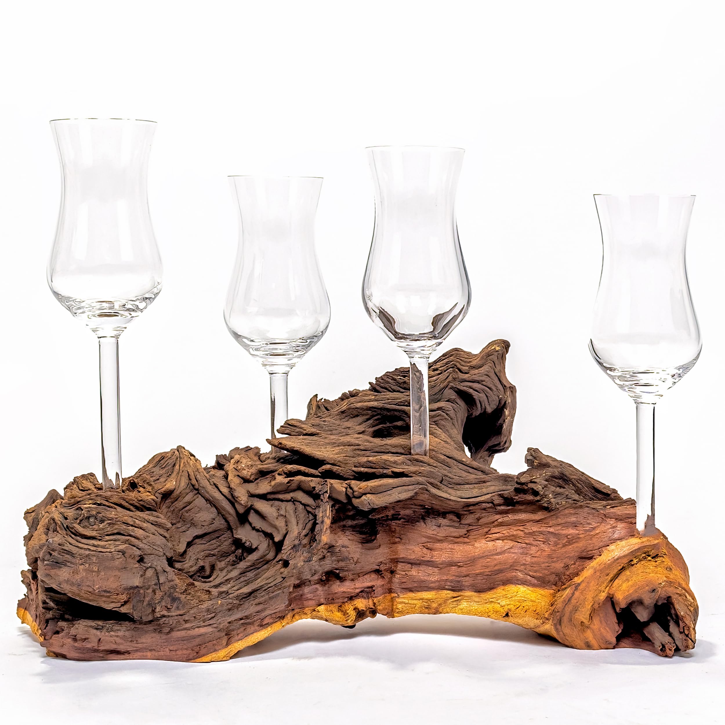 4 bicchierini da grappa/radice di grappa, nobili su una radice in vero legno. Ogni pezzo è unico. Perfetto come regalo per la festa del papà