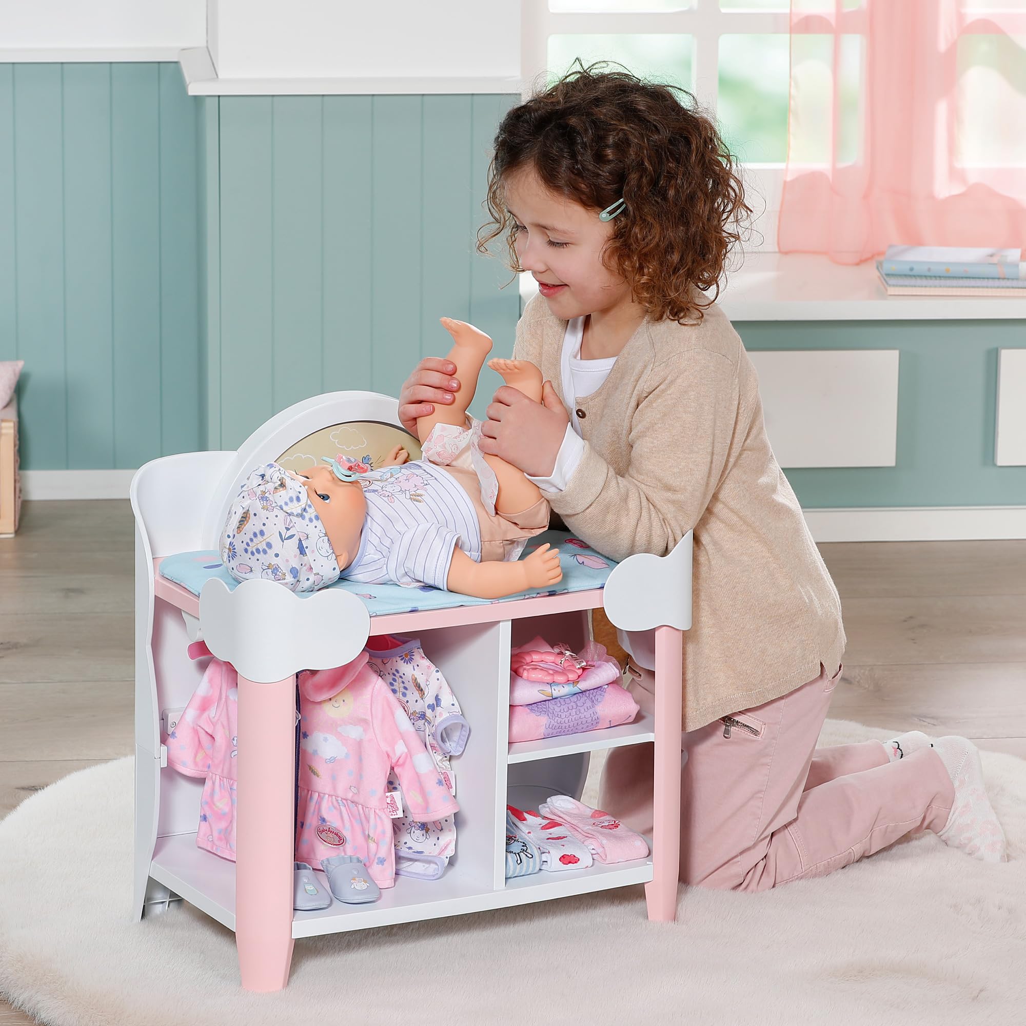 Zapf Creation Baby Annabell, Puppen Wickeltisch, Baby Annabell Day&Night Wickeltisch mit drehbaren Rad in Tag- und Nachtmodus, Licht- und Soundfunktionen, Wickelauflage und 3 Kleiderbügeln, 709672