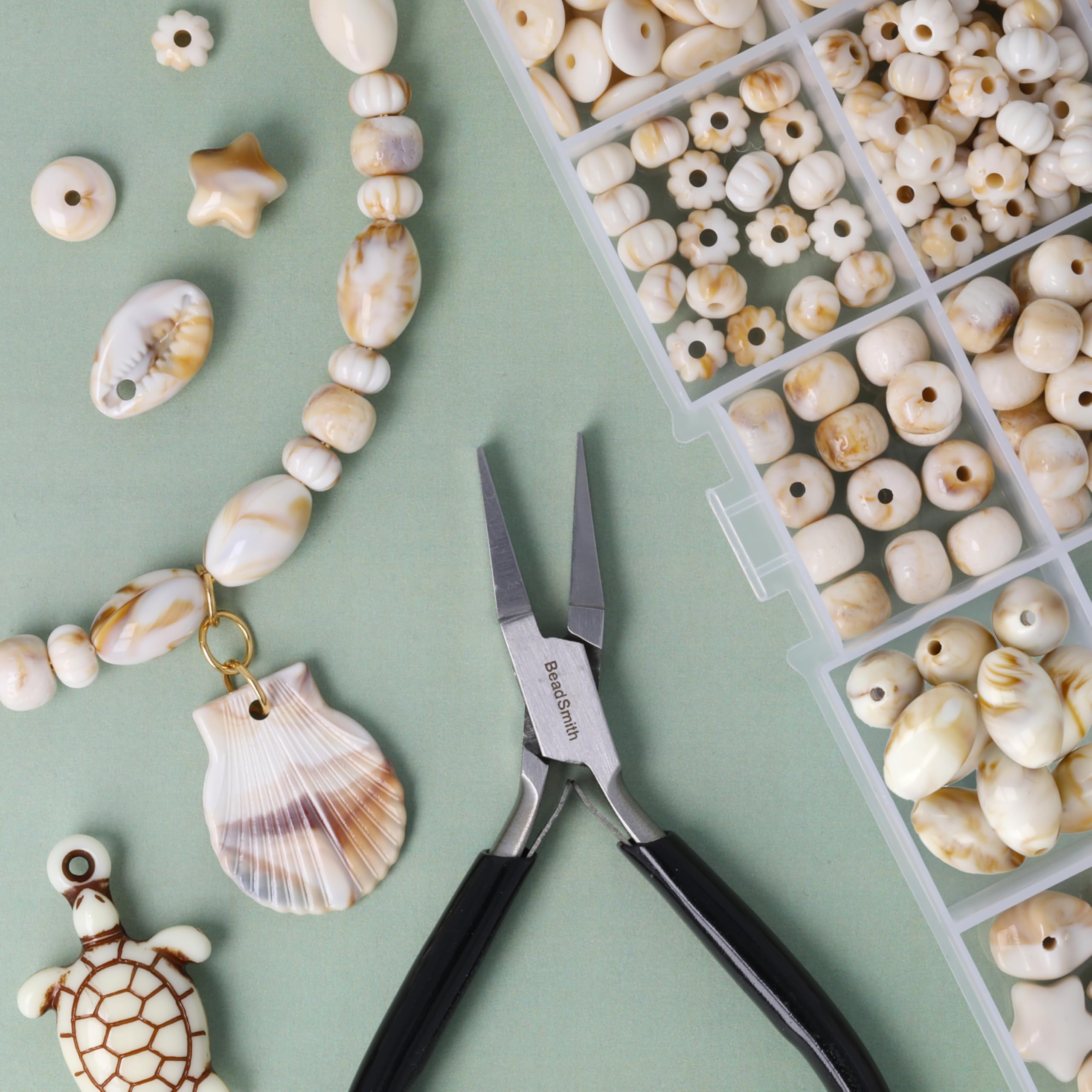 The Beadsmith Asortyment koralików akrylowych – imitacja kości i muszli, ok. 279 szt., 8 kształtów (3,7–15,4 mm + zawieszki), marmurkowe koraliki w neutralnym kolorze