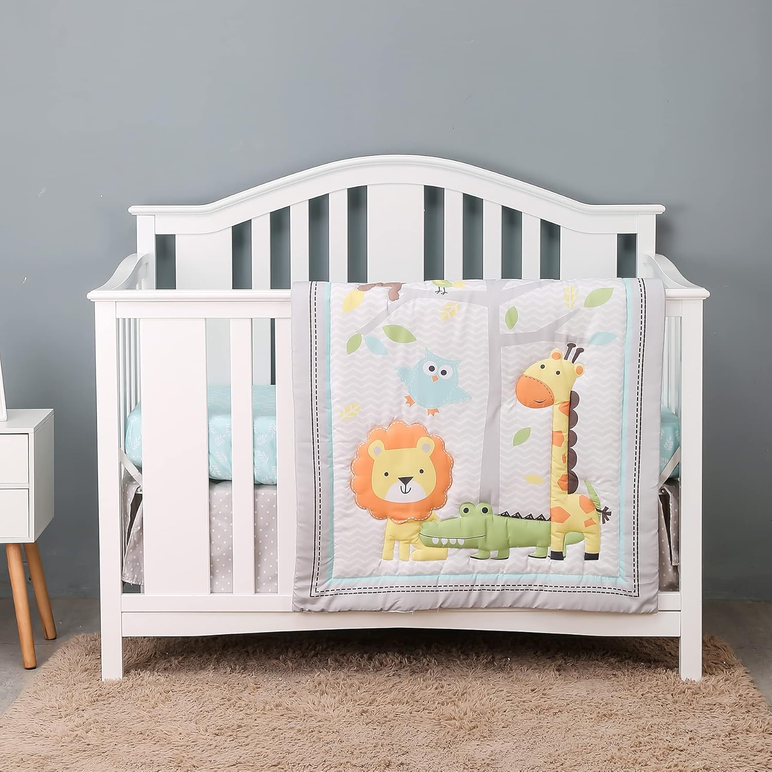 4 PCs Grey Animal Safari Nursery Crib Bedding Set 1 Quilt 2 Fitted Sheet 1 Skirt Giraffe Elephant Lion Baby Cot Bedding Set Unisex