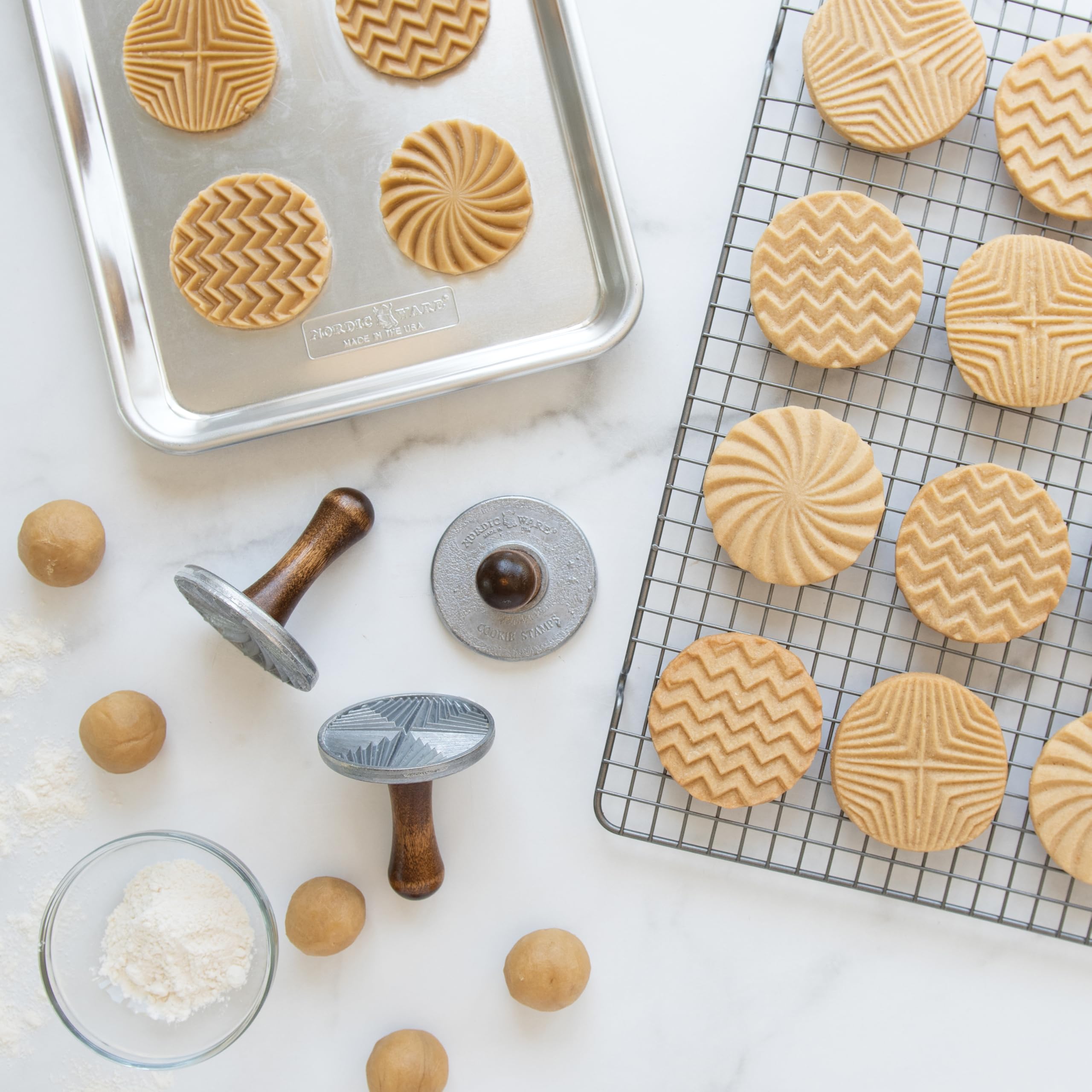 Nordic Ware - Tampons à cookie et biscuits Geo - Motifs uniques pour les biscuits - Délices uniques - Emporte pièce en fonte d'aluminium - Inox