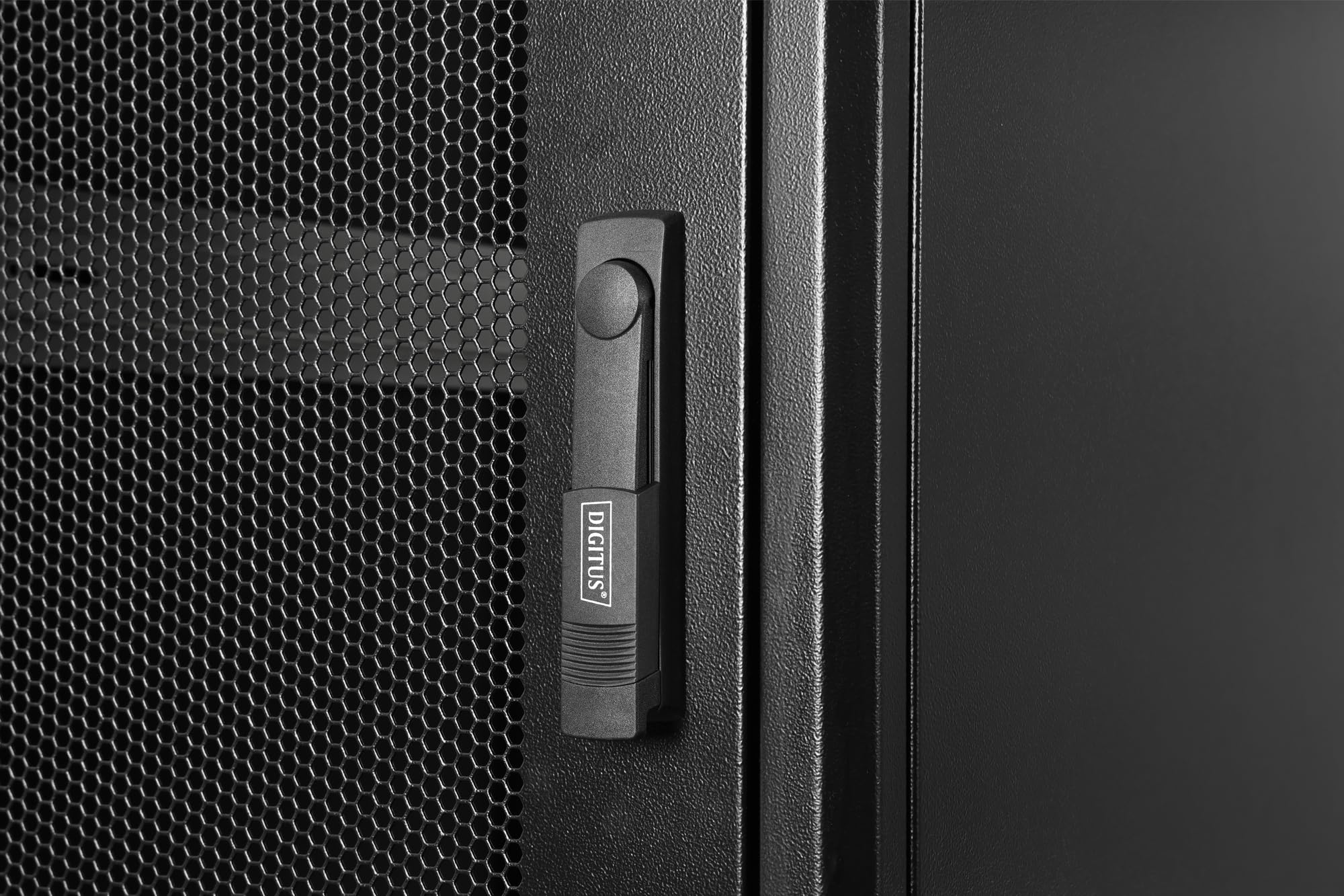 DIGITUS Szafa serwerowa – 19 cali 26 U – 60 x 100 cm – seria Unique Server-N – nośność 1200 kg – głębokość użytkowa 943 mm – perforowane drzwi stalowe – czarna