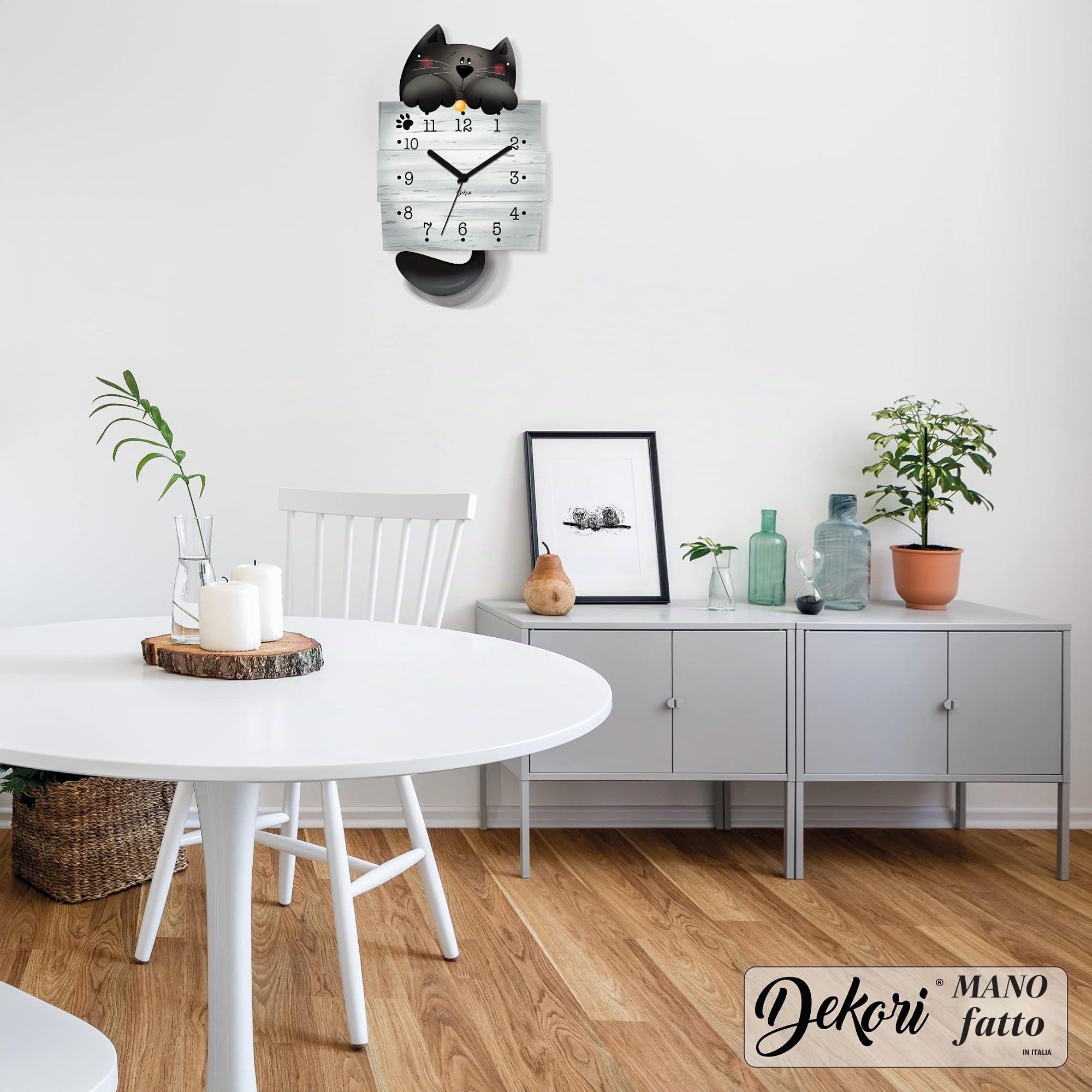 DEKORI Orologio da Parete con Pendolo – Design Gattino Nero, Silenzioso, Artigianale, in Legno per Cucina, Cameretta o Casa, 37x22 cm