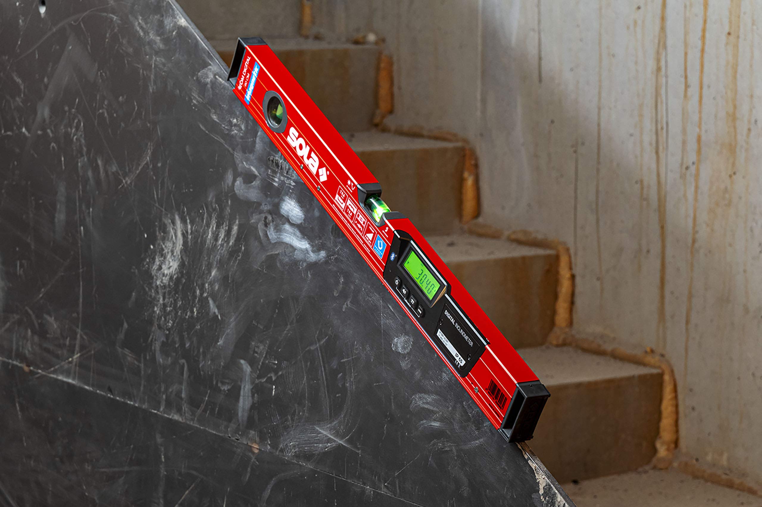 SOLA - REDM 60 digital - digitale Wasserwaage magnetisch 60cm mit Bluetooth - Wasserwaage digital mit LCD - Fernsteuerung über Smartphone und App - Neigungsmesser digital - IP65