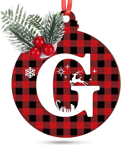 Adornos de Navidad con monograma inicial de letra G con bayas, rojo y negro, búfalo a cuadros, adorno de árbol de Navidad de madera personalizado
