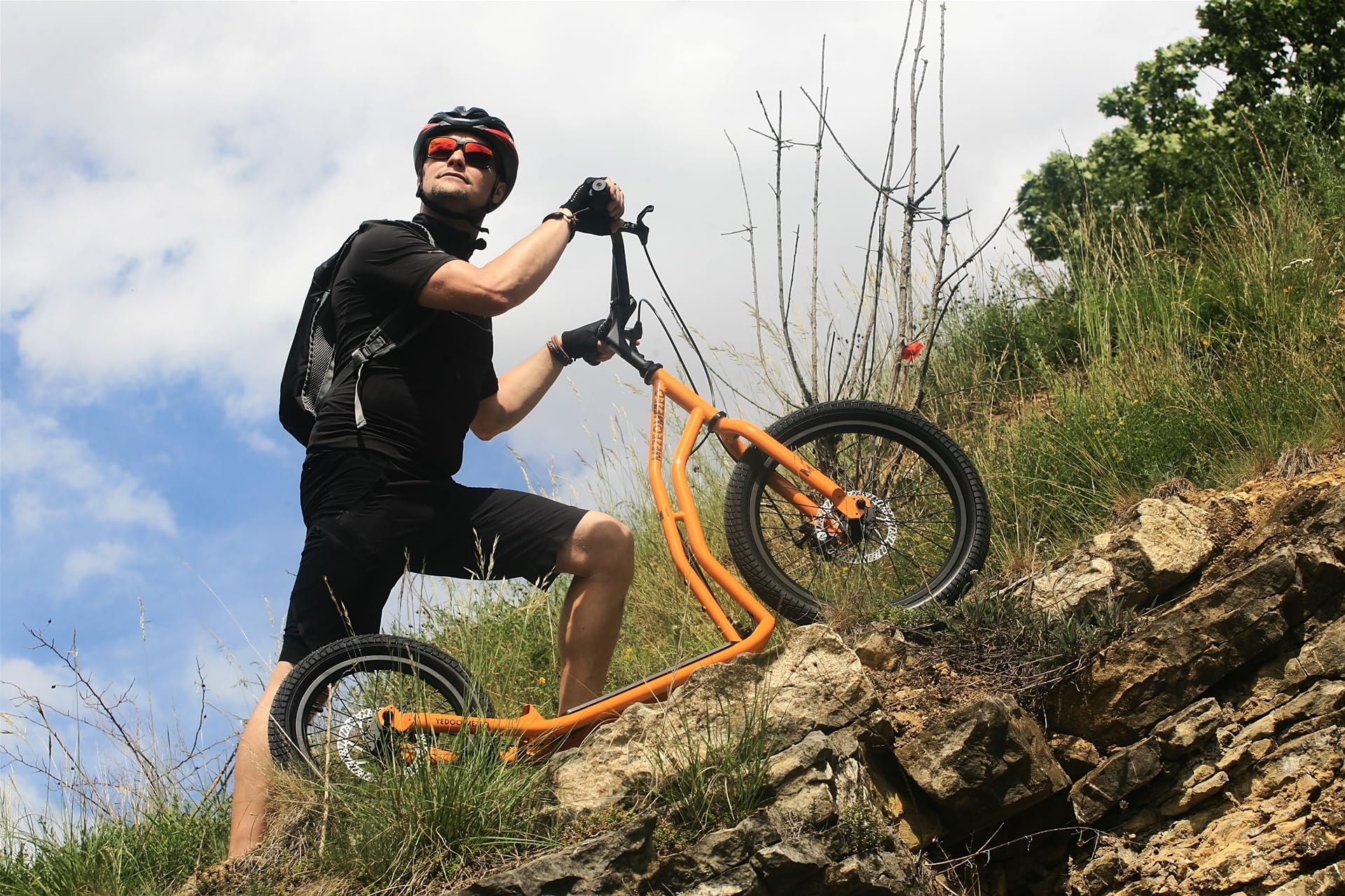 La Trottinette Yedoo Mezeq pour Adultes (jusqu'à 150 kg), Trottinette Tout-Terrain (pneus 20"/16") avec béquille et Guidon réglable, cani-Trottinette avec Freins à Disque.