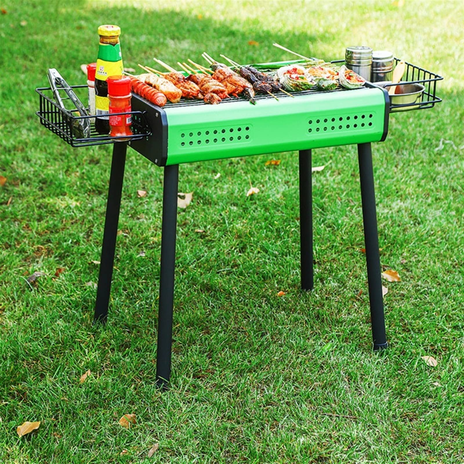 Przenośny grill na węgiel drzewny do gotowania na świeżym powietrzu, idealny na kemping, pikniki i imprezy ogrodowe, zawiera wygodną półkę na narzędzia kuchenne