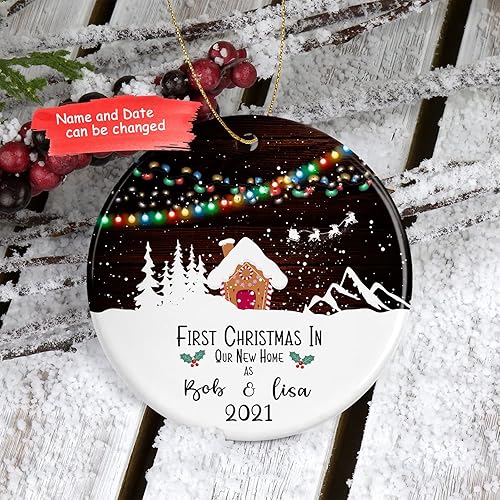 Miniatura 3 de TSHIRTAMAZING Adorno personalizado para la primera Navidad en nuestro nuevo hogar como nombre, adorno de círculo de cerámica