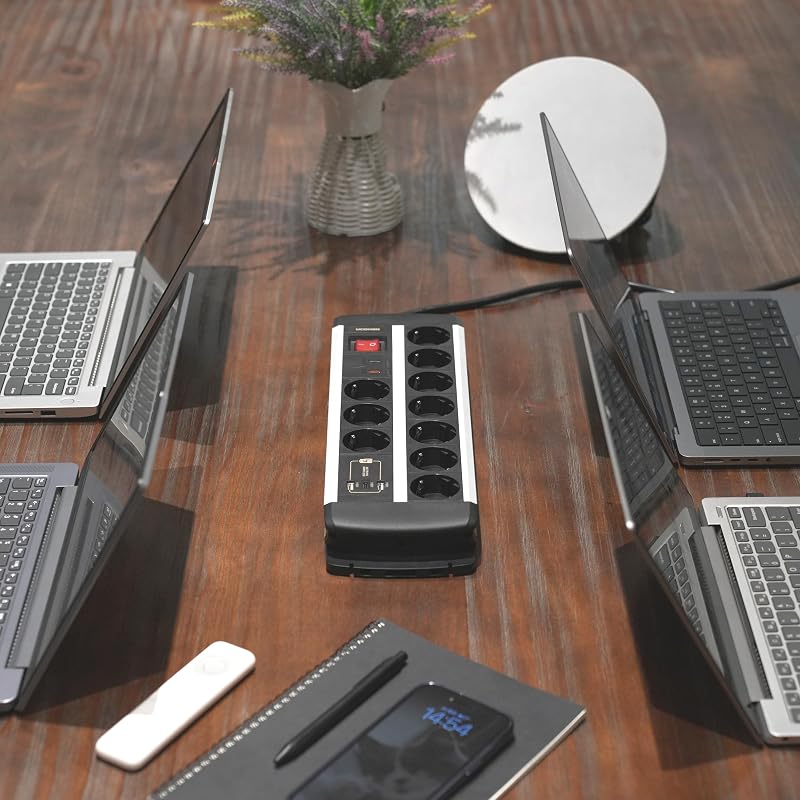 Multipriză UCOMEN cu 10 posturi, USB-C PD 20 W, protecție la supratensiune, certificare TUV GS, întrerupător, montabilă pe perete, cablu 1,5 m, 16 A