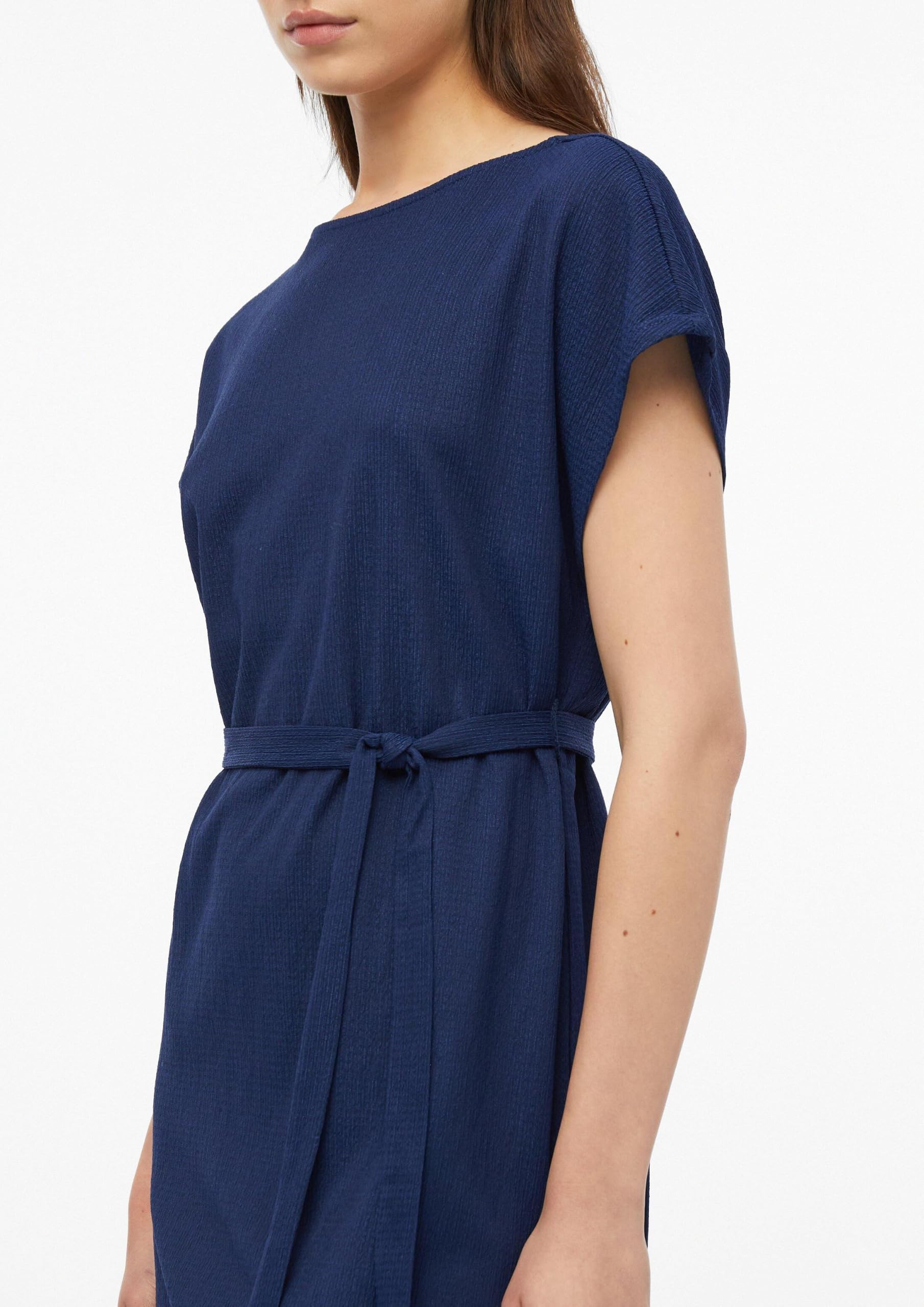 s.Oliver Damen Jersey-Kleid – Relaxed Fit, Rundhalsausschnitt, überschnittene Schultern, Bindegürtel