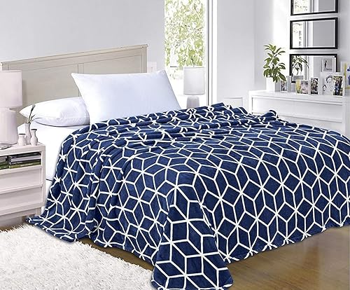 Vista 2 de Elegant Comfort #1 cobija de tela lanilla en Yaxa, de tejido suave, con patrón de cubos, de todos los tamaños y varios colores disponibles.