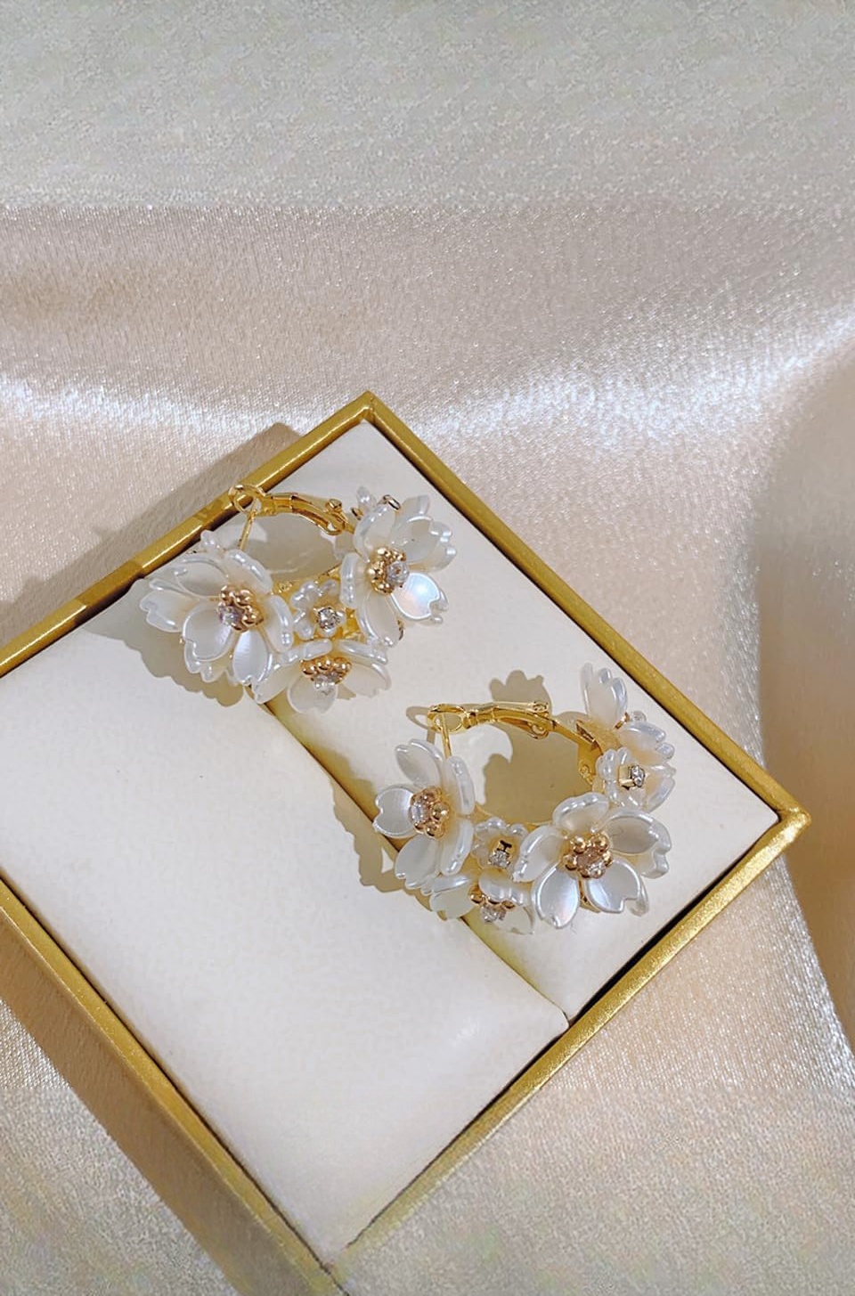 Latest Sweet Romantic Elegant White Flower Hoop Earrings | Stylish Shell Resin Delicate Pearl Flower Zircon Earrings | Trendy Versatile Jewellery | Light Exquisite Luxury Jewellery