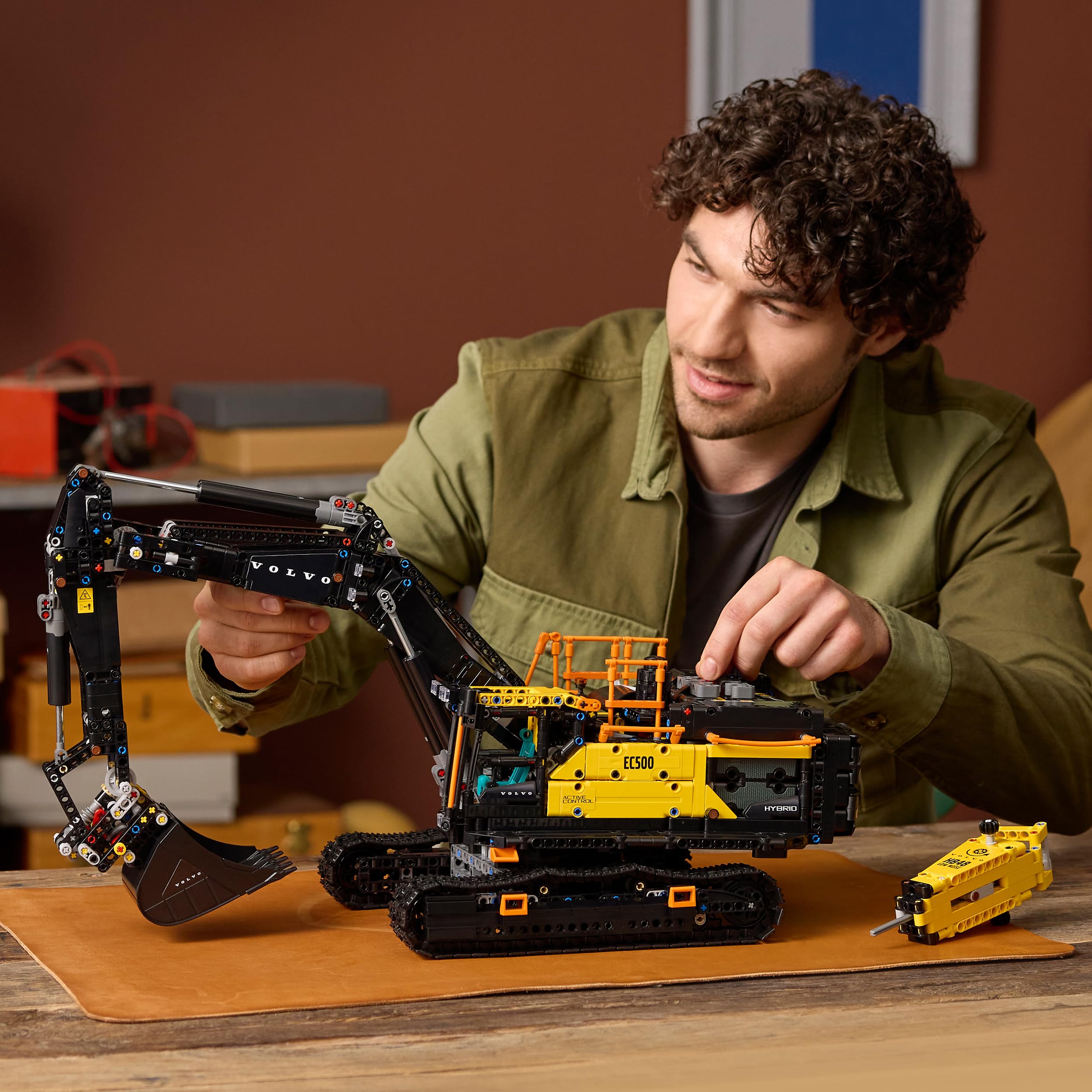 LEGO Technic Escavatore Volvo EC500 Hybrid - Kit di Modellismo da Costruire per Adulti - Veicolo da Cantiere Motorizzato con Braccio e Cingoli Mobili, e Attrezzi Intercambiabili - Idea Regalo - 42215