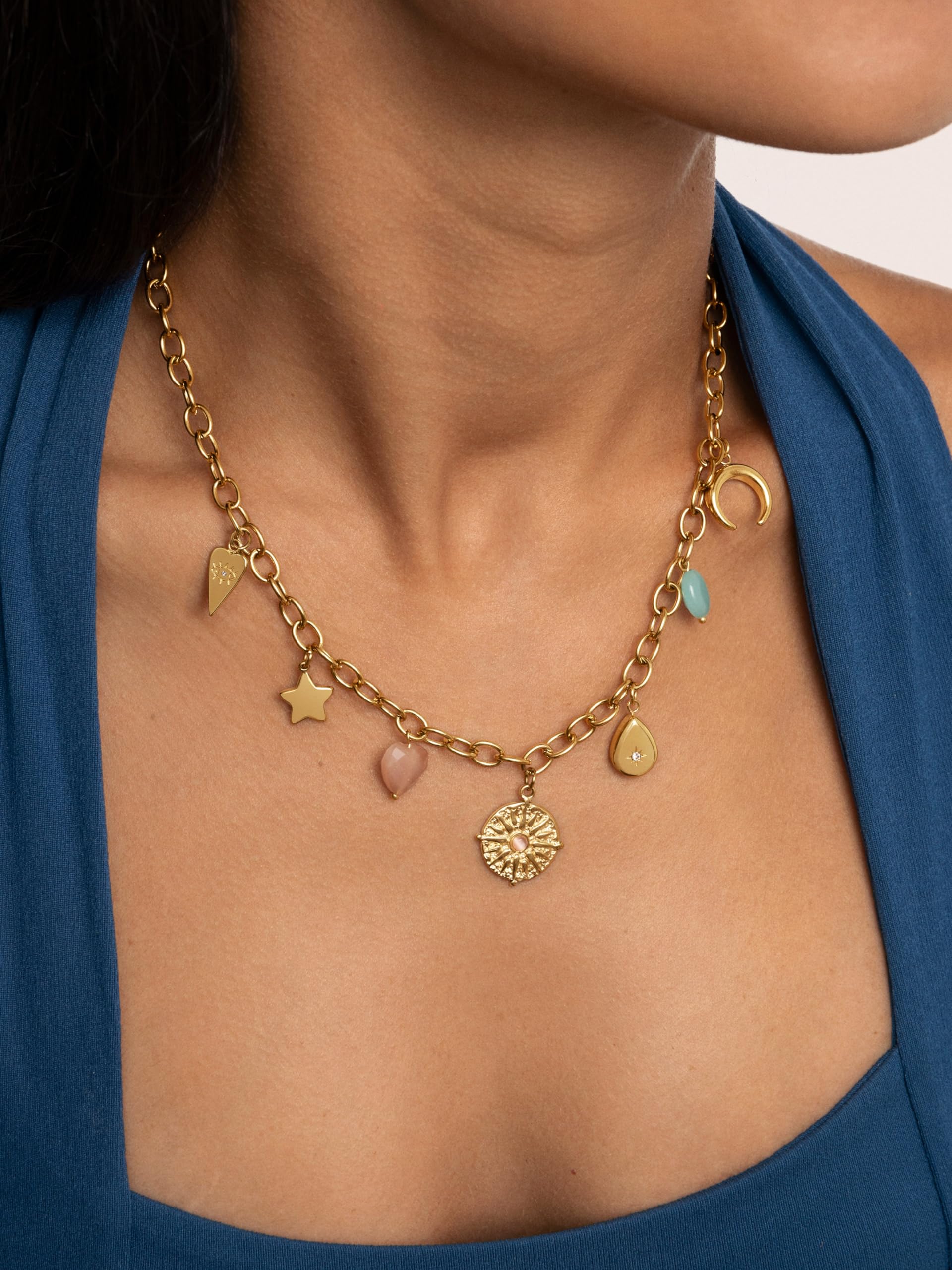 SINGULARU - Collar Multicharms Soleil. Acero con Acabado en Baño de Oro de 18kt. Cadena de Eslabones con Charms Colganes. Detalles en Piedras Naturales y Circonitas. Joyas para Mujer