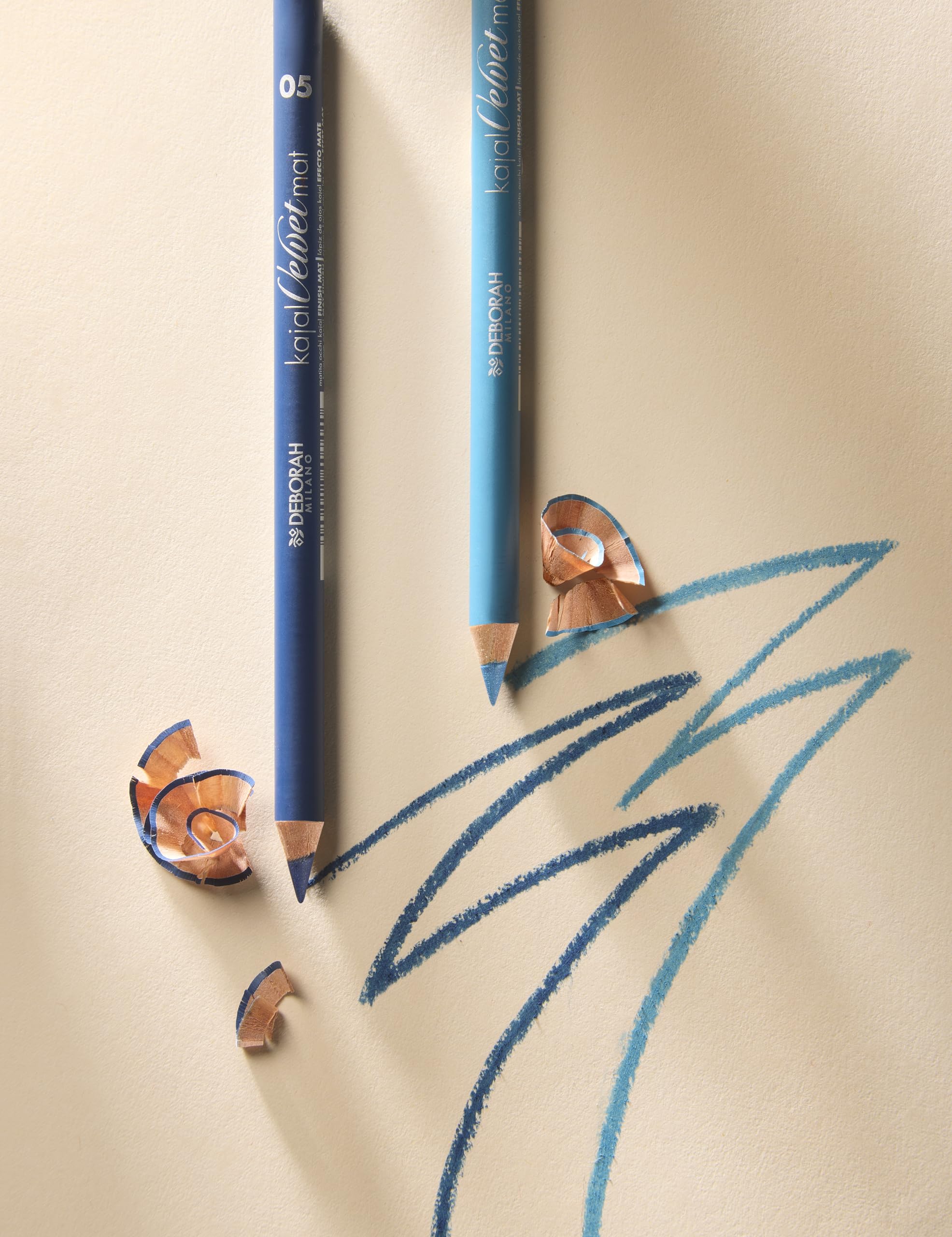 Deborah Milano - Matita Occhi Kajal Velvet Mat, 06 Azzurra, Finish Matte a Lunga Durata, Texture Cremosa e Scorrevole, Dona uno Sguardo Intenso e Definito, Vegan, 1.3 gr