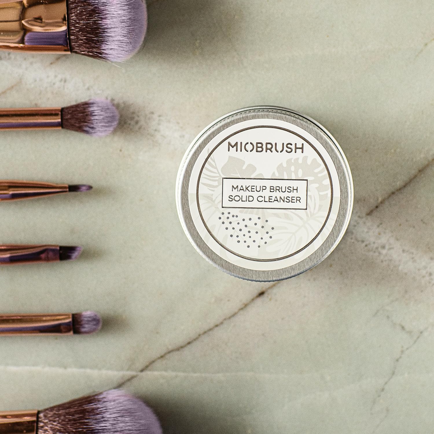 Miobrush Pulisci Pennelli Make Up Solido con Olio di Cocco - Sapone Detergente Profondo con Spugna Scrub Testurizzato, Ammorbidisce Delicatamente le Setole - Confezione Compatta da Viaggio - 50g