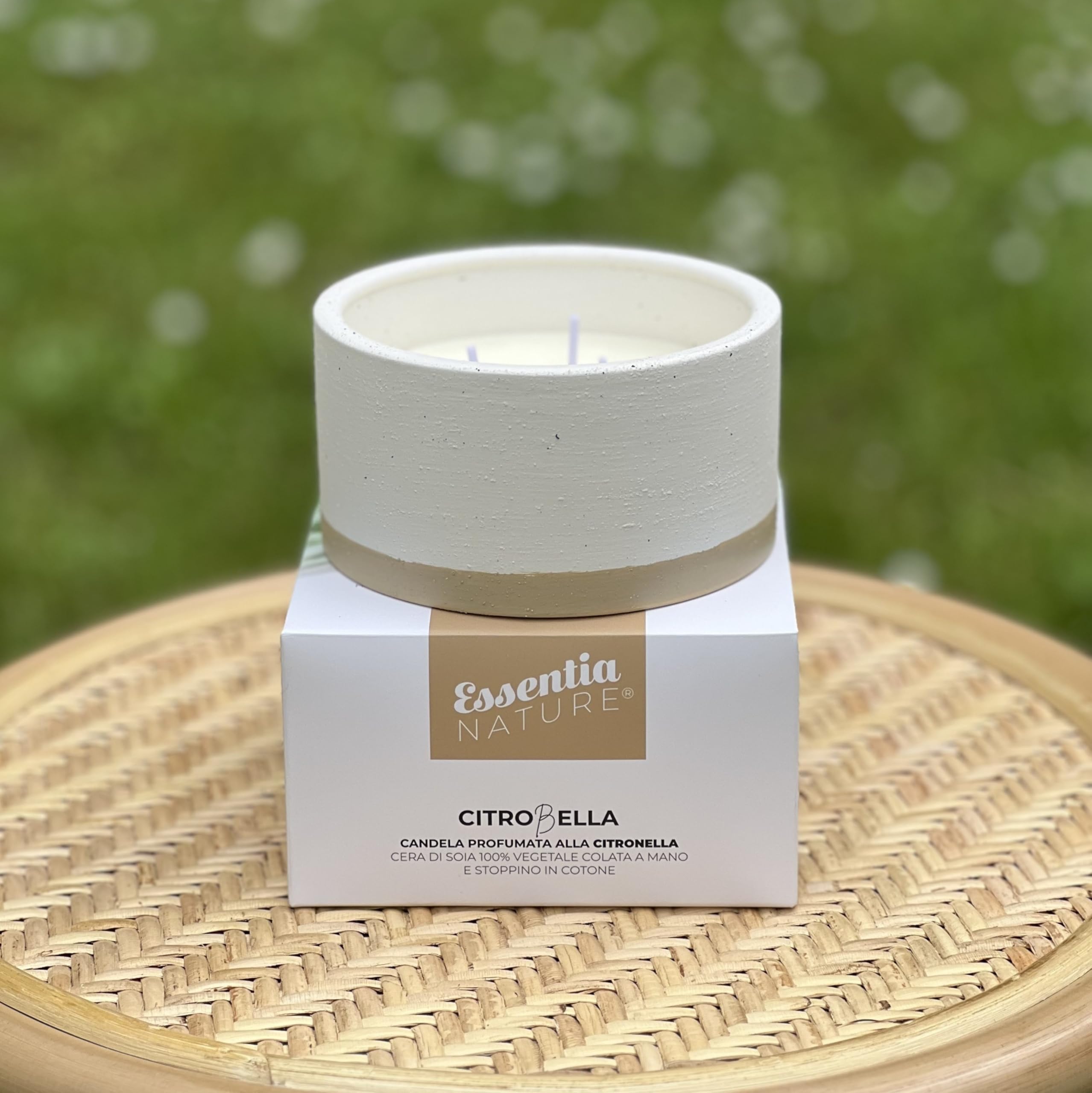 ESSENTIA Citrobella, Candela profumata alla Citronella, Antizanzare, Sabbia, 265g +Body Guard, Spray Antizanzare Naturale con 6 oli Essenziali Naturali, Protezione Insetti, 100 ml, Set da 2