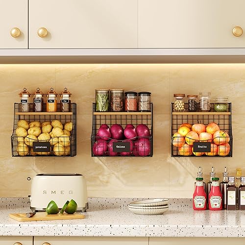 Paquete de 3 cestas de frutas para cocina con tapa de madera, almacenamiento de cebollas y papas montado en la pared con placa de identificación,
