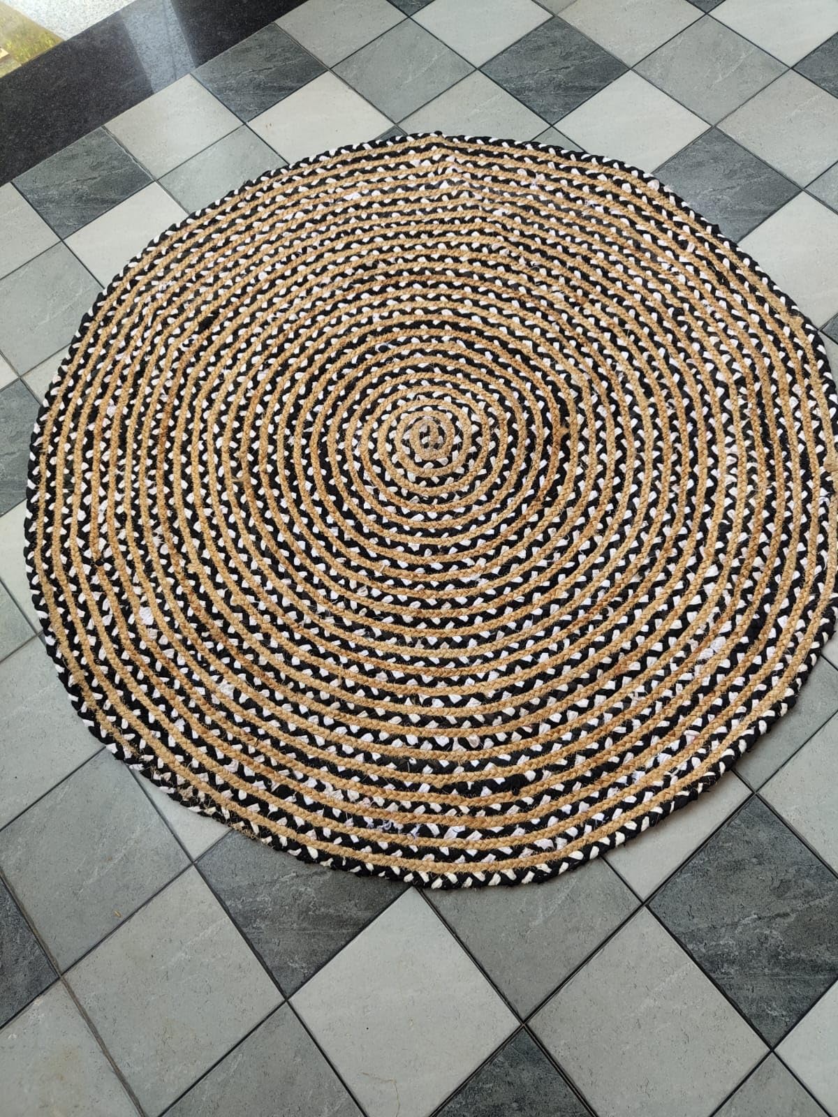Tapis en jute tressé rond pour habiller un grand salon de 270 cm