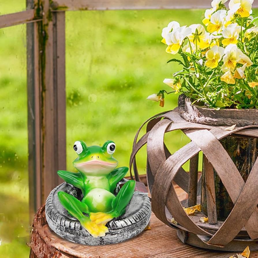 池に浮かぶカエルの置物 imgrc0102351526.jpg