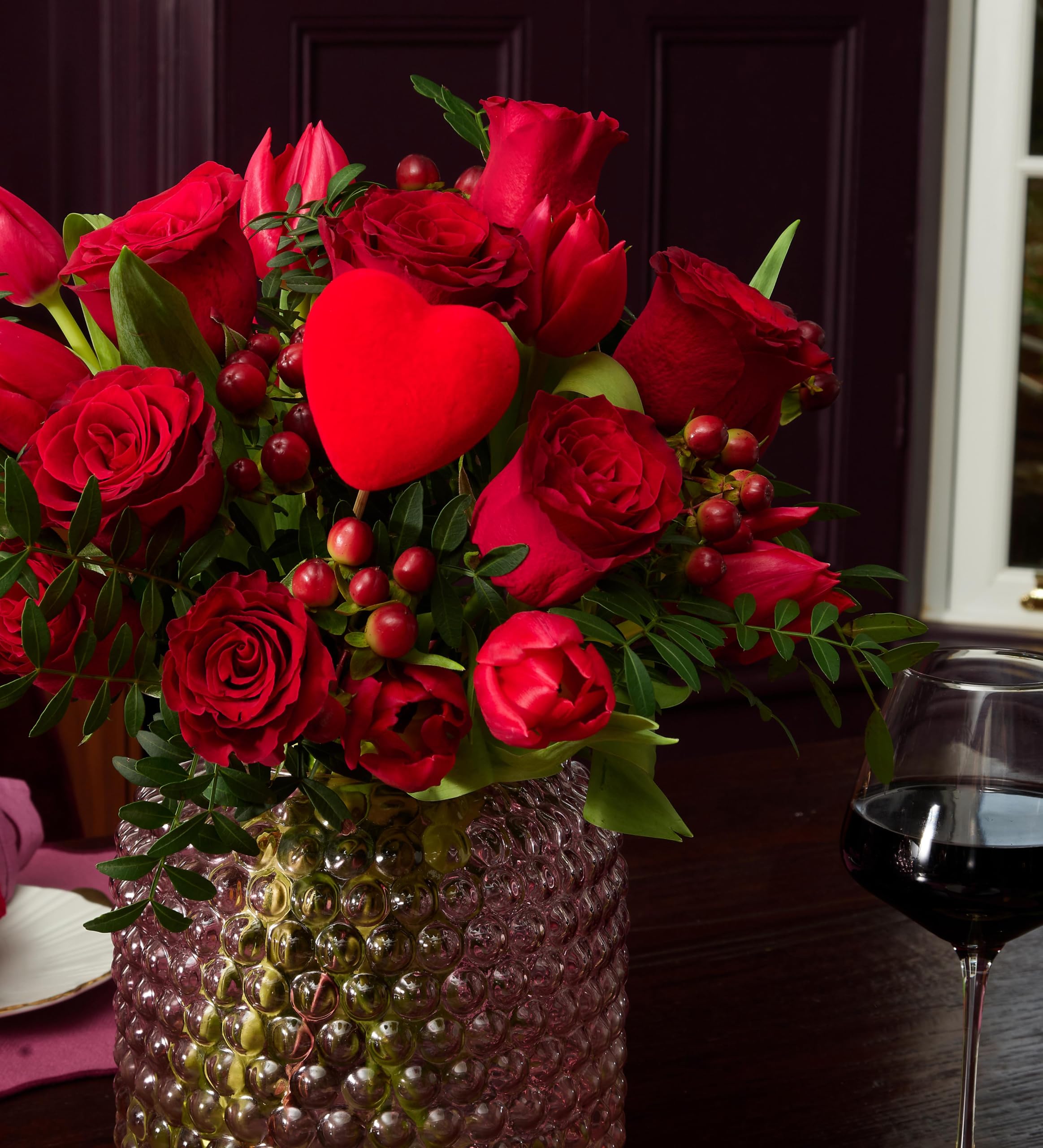 Bouquet de Saint-Valentin J'adore Roses rouges tulipes éclatantes baies rouges verdure