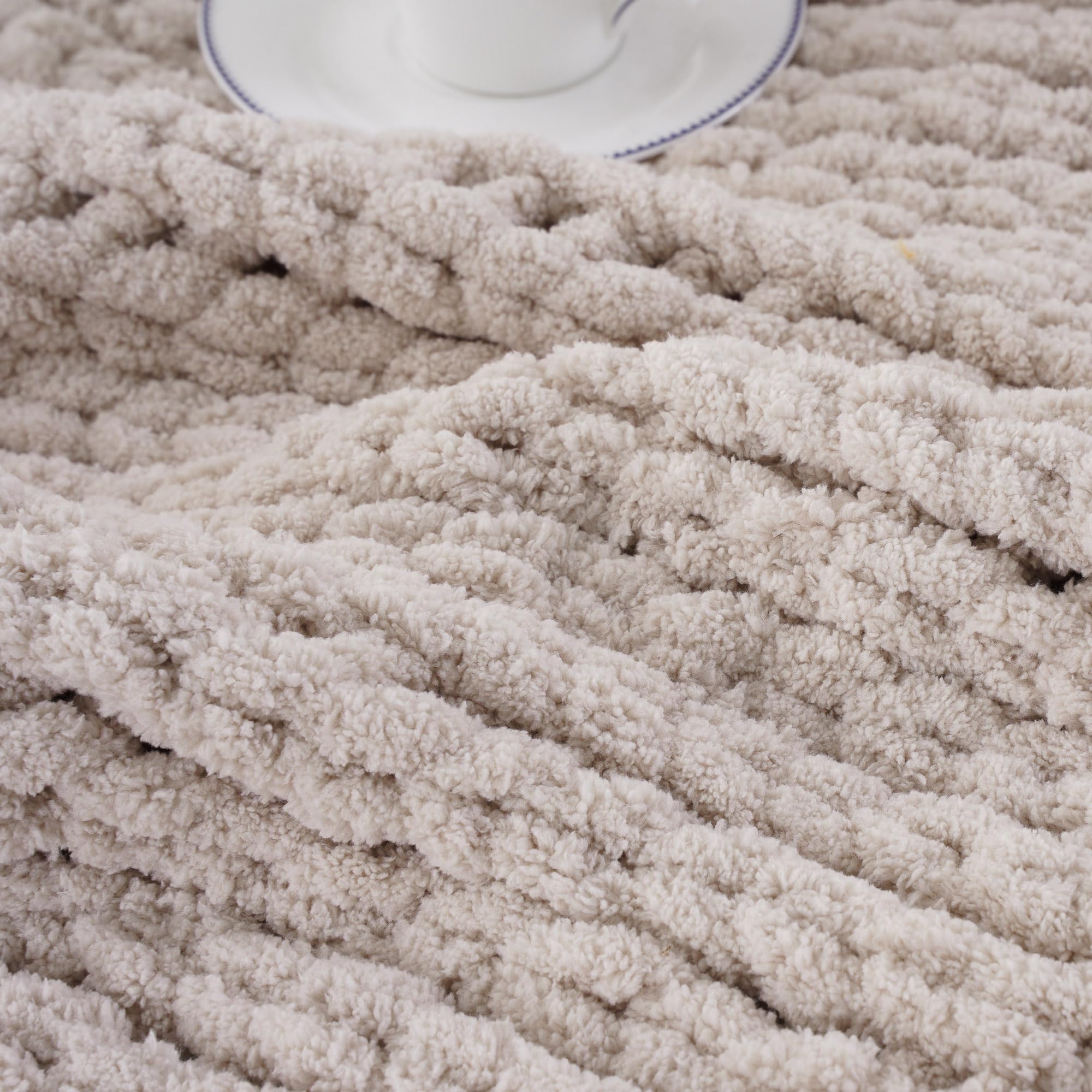 Battilo Manta de punto grueso, manta de felpilla suave y gruesa, 50 x 60 pulgadas, hecha a mano, manta de ganchillo de punto trenzado grande para sofá, cama, decoración del hogar, color gris pardo