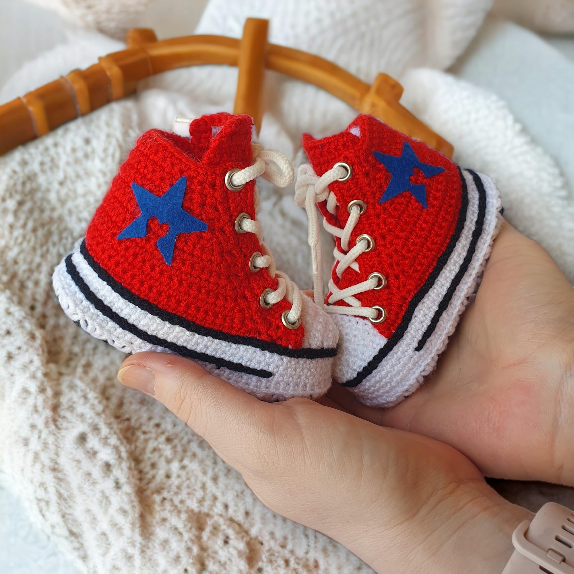 Rote handgemachte Häkel Baby Sneaker Booties für Jungen und Mädchen, Bio Strick Neugeborenen-Set, geschlechtsneutral, Geschenk für Babyparty und Geburtsankündigung, 0-3M bis 9-12M