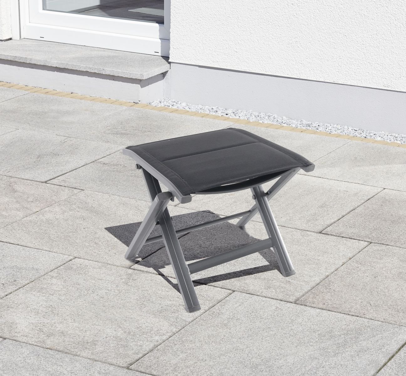 greemotion Klapphocker Grenada, Gartenhocker einsetzbar im Innen- und Außenbereich, Alu-Hocker mit gepolsterter Bespannung aus Textilene, wetterfest und leicht trocknend, 48 x 43 x 39 cm