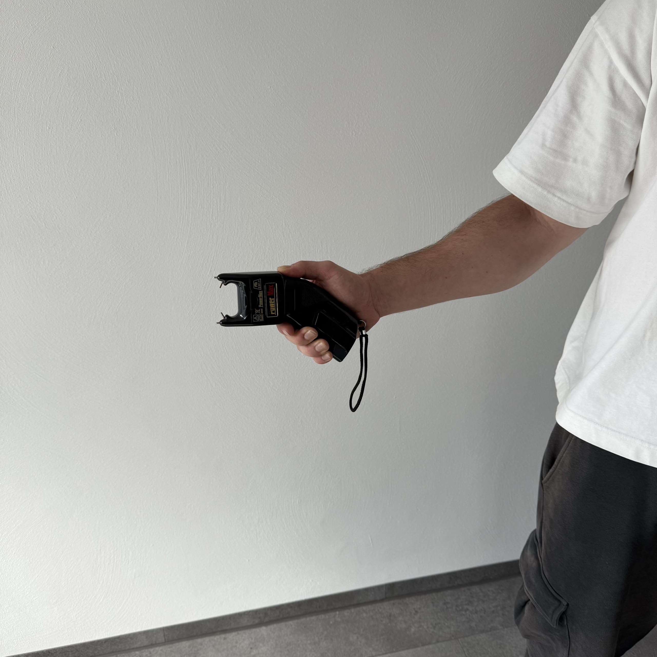 Elektroschocker Power Max 500.000 V Stun Gun zugelassen in Deutschland mit 2X 9 V Batterien + Protect Pfefferspray 40ml Direktstrahl