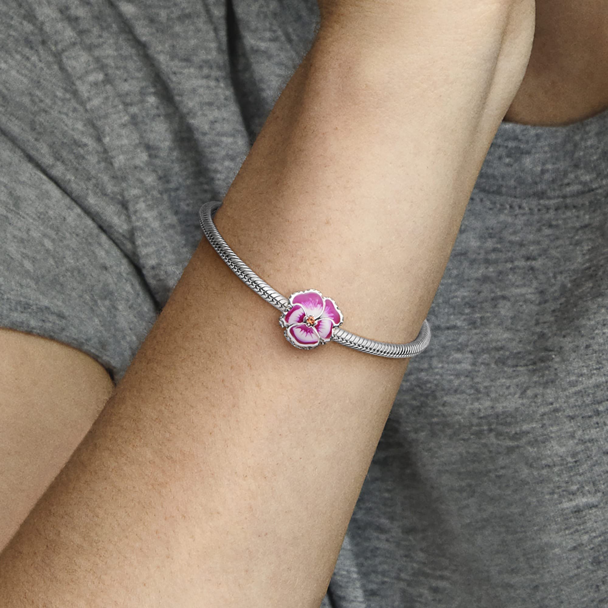 Pandora Moments Ohrstecker Stiefmütterchen, Sterlingsilber, mit klarem Cubic Zirkonia und abgestuft blauer und weißer Emaille