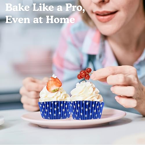 Vista 3 de Regency Wraps Vasos para hornear de grado profesional a prueba de grasa, paquete de 40 unidades, revestimientos estándar, lunares azul cobalto